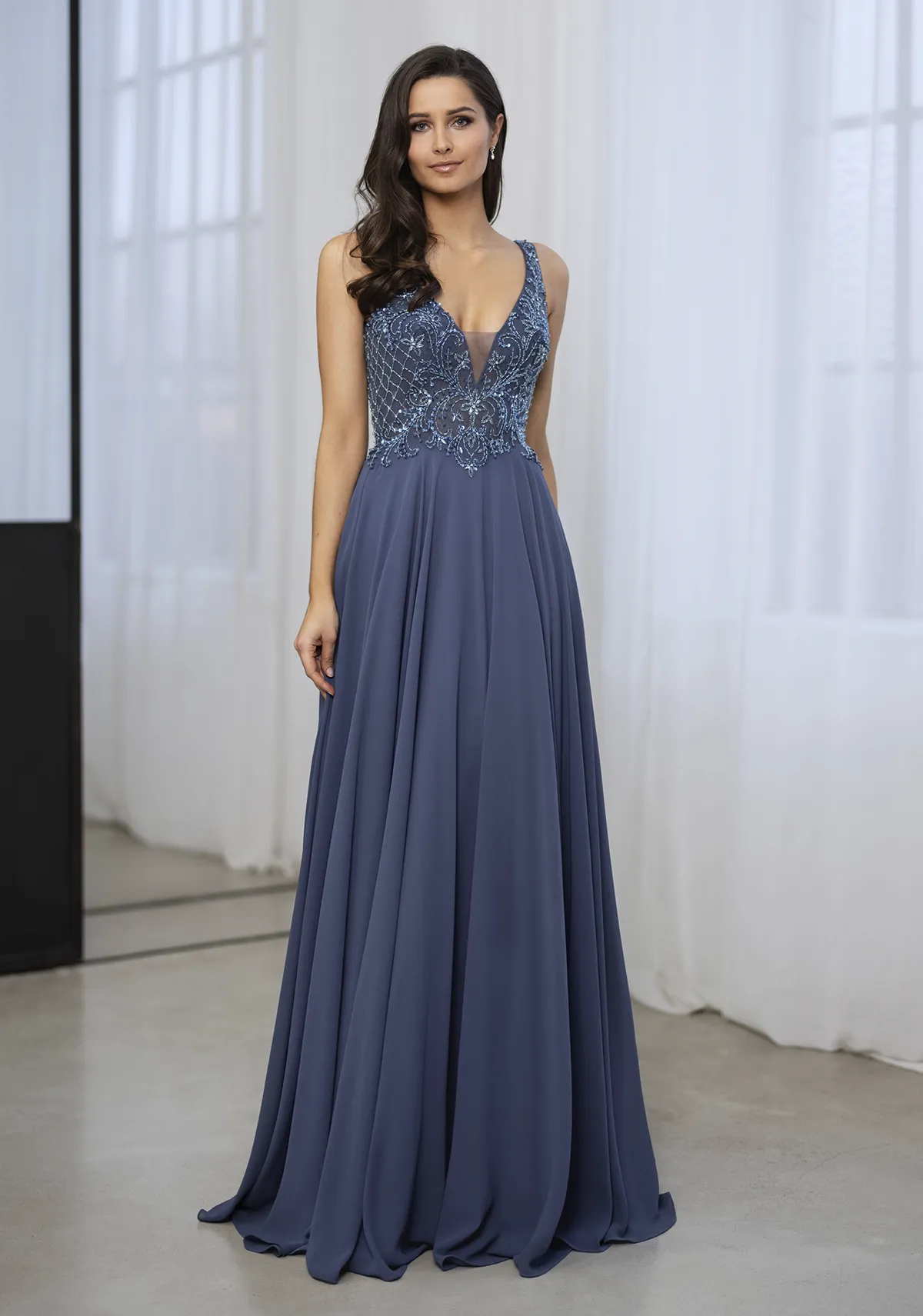 Abendkleid Olivia mit V-Ausschnitt in der Farbe Rauchblau Frau in einem rauchblauen Abendkleid Olivia mit V-Ausschnitt