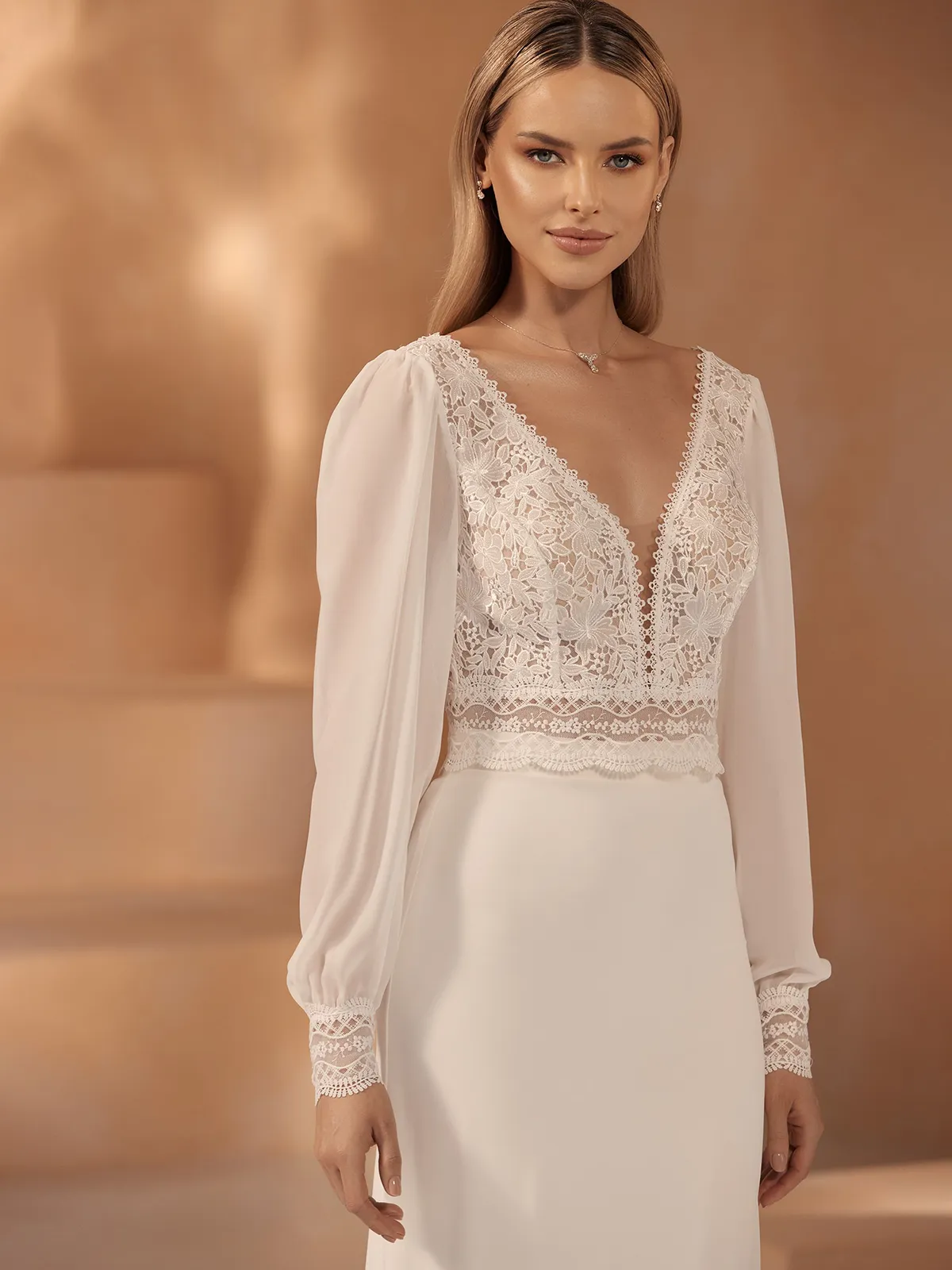 Braut-Top mit langen Ärmeln aus Chiffon und Spitze aus unserem Mix-and-Match Sortiment Frau in einem Braut-Top mit langen Ärmeln aus Chiffon und Spitze