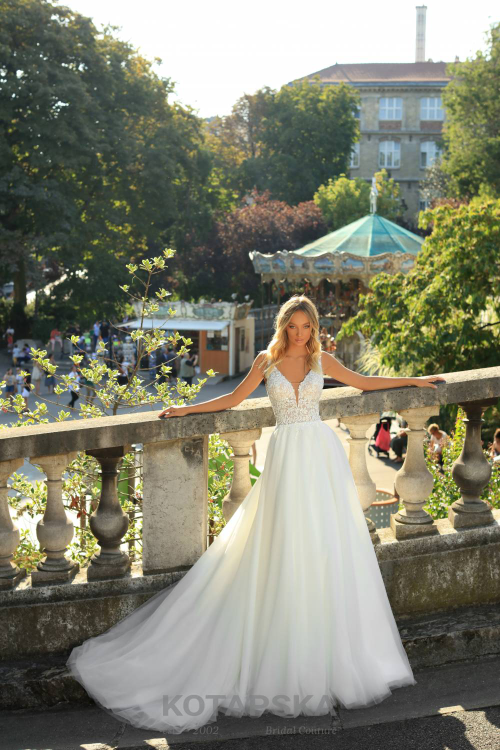 Braut im schlichten Hochzeitskleid, Oberteil mit tiefem V-Ausschnitt und Spitze verziert