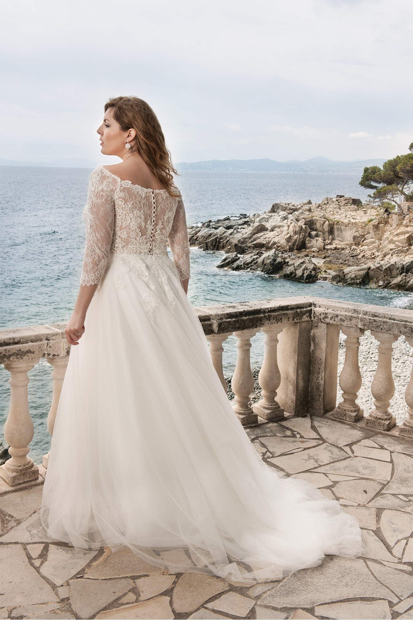 Dieses-Bild-zeigt-Brautkleid-Emelie-von-Agnes-Bridal_2
