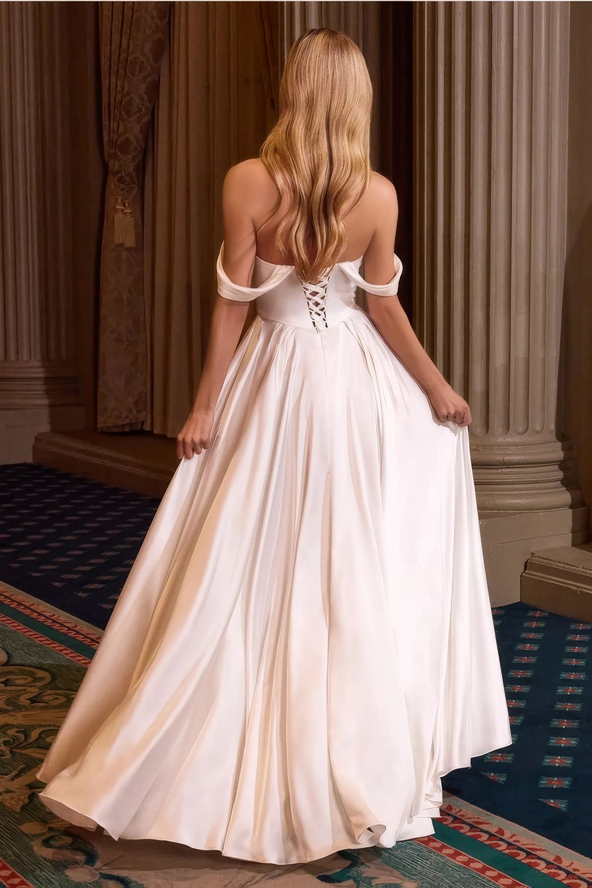 Romantisches Standesamtkleid in Off-White im A-Linien-Schnitt mit drapiertem Off-Shoulder-Ausschnitt, plissiertem Korsett-Oberteil, Rückenschnürung und dezenten Beinschlitz aus leuchtendem Satin – elegant für Standesamt oder intime Hochzeit, Rückseite