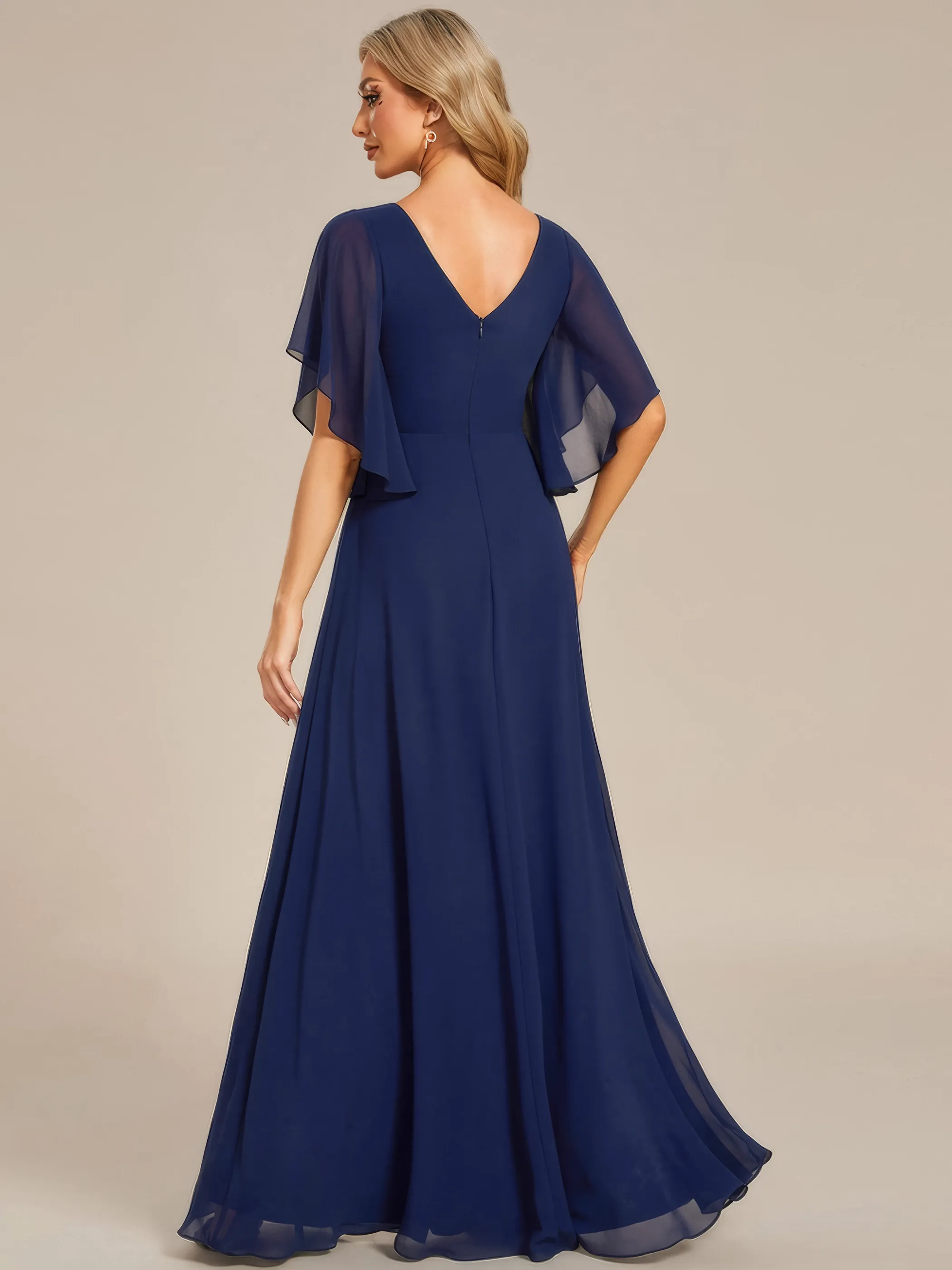 Frau in einem Chiffon-Abendkleid Navy-Blau mit Fledermausärmeln, Rückenansicht