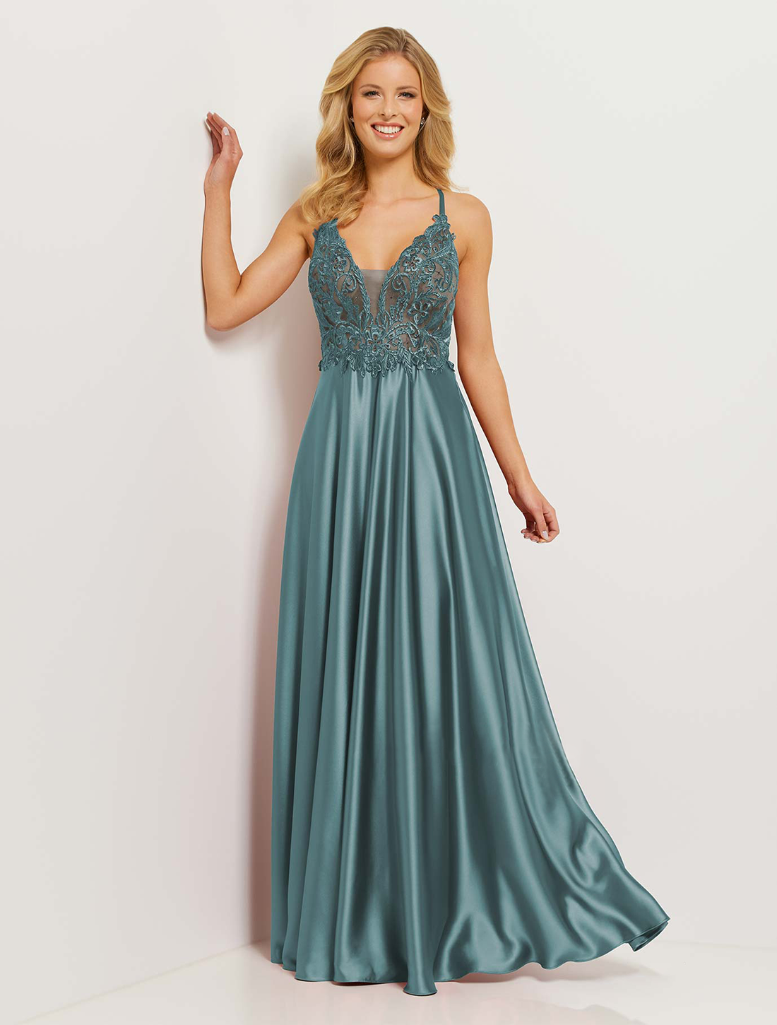 Satin-Abendkleid Isis blaugrün mit Spitzenoberteil Frau in einem Satin-Abendkleid Isis blaugrün mit Spitzenoberteil