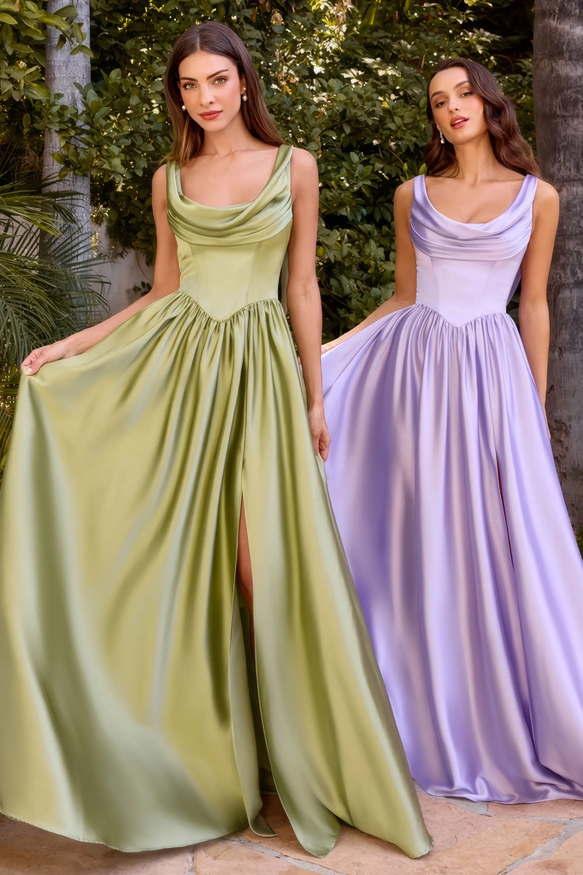 Zwei Frauen in einem Satin-Abendkleid in grün und lilafarben mit Wasserfallausschnitt, Vorderansicht