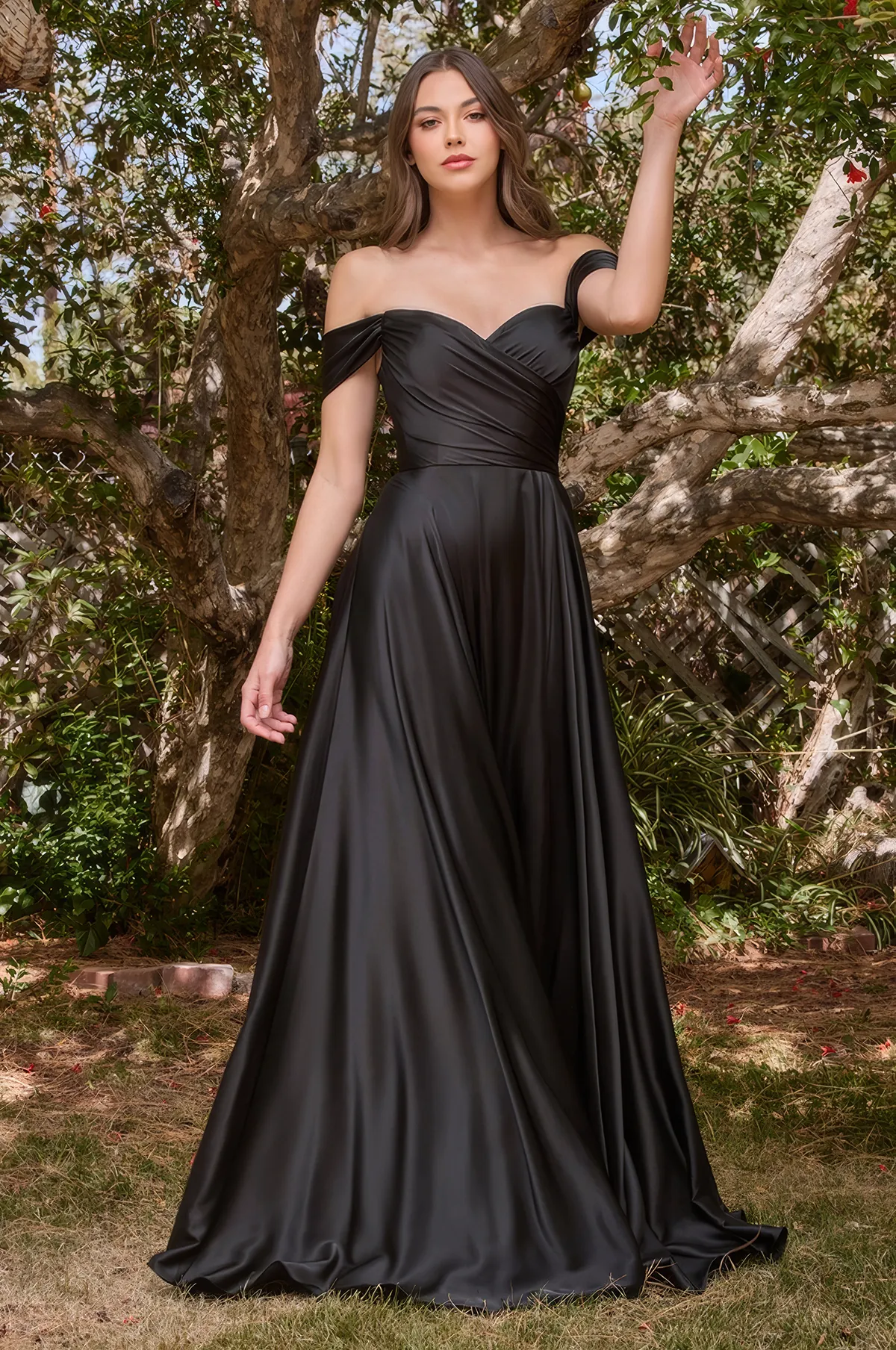 Abendkleid aus Satin und mit Beinschlitz in der Farbe Schwarz Frau in einem schwarzen Abendkleid aus Satin und mit Beinschlitz