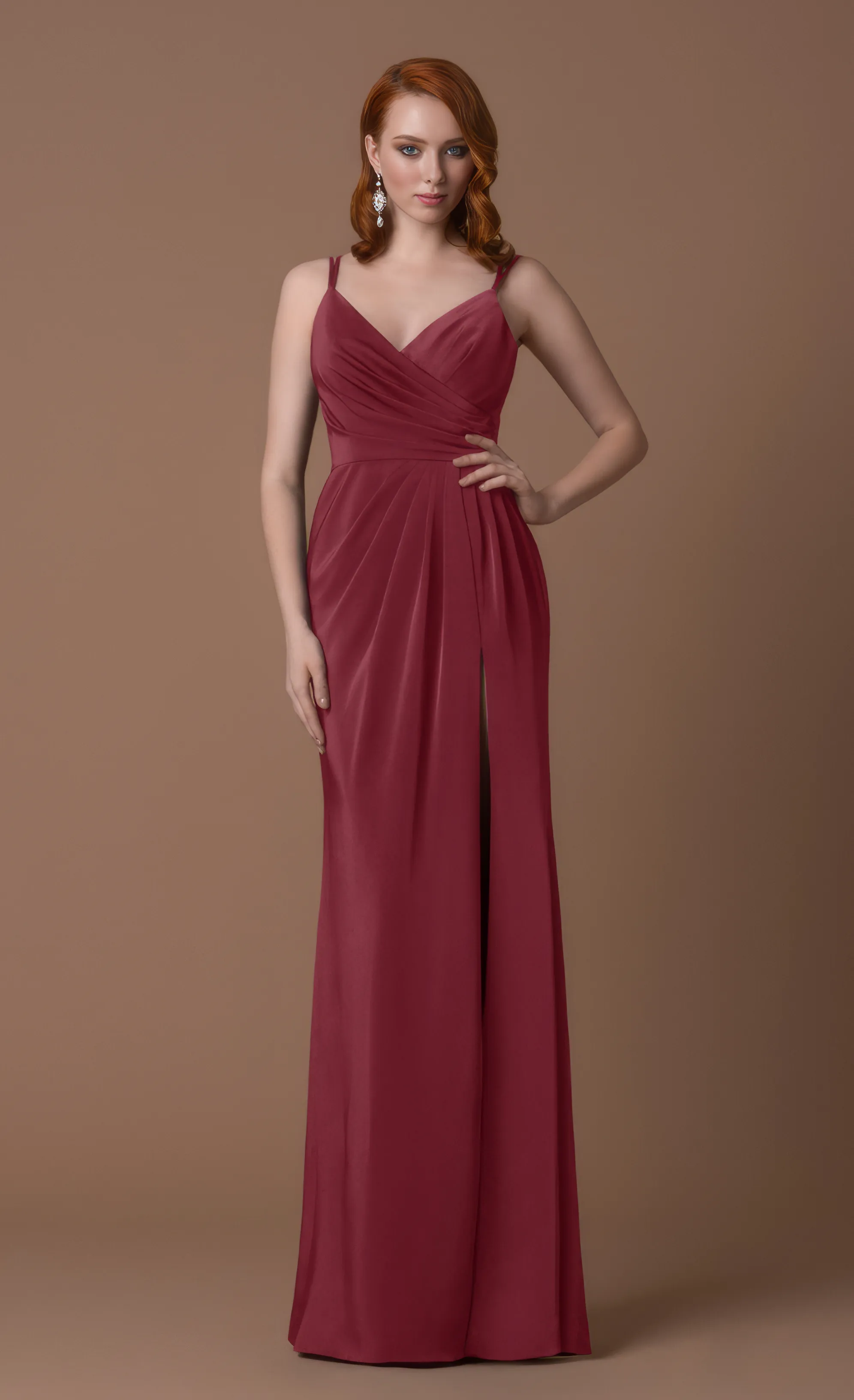 Frau in einem Chiffon-Abendkleid bordeaux mit V-Ausschnitt
