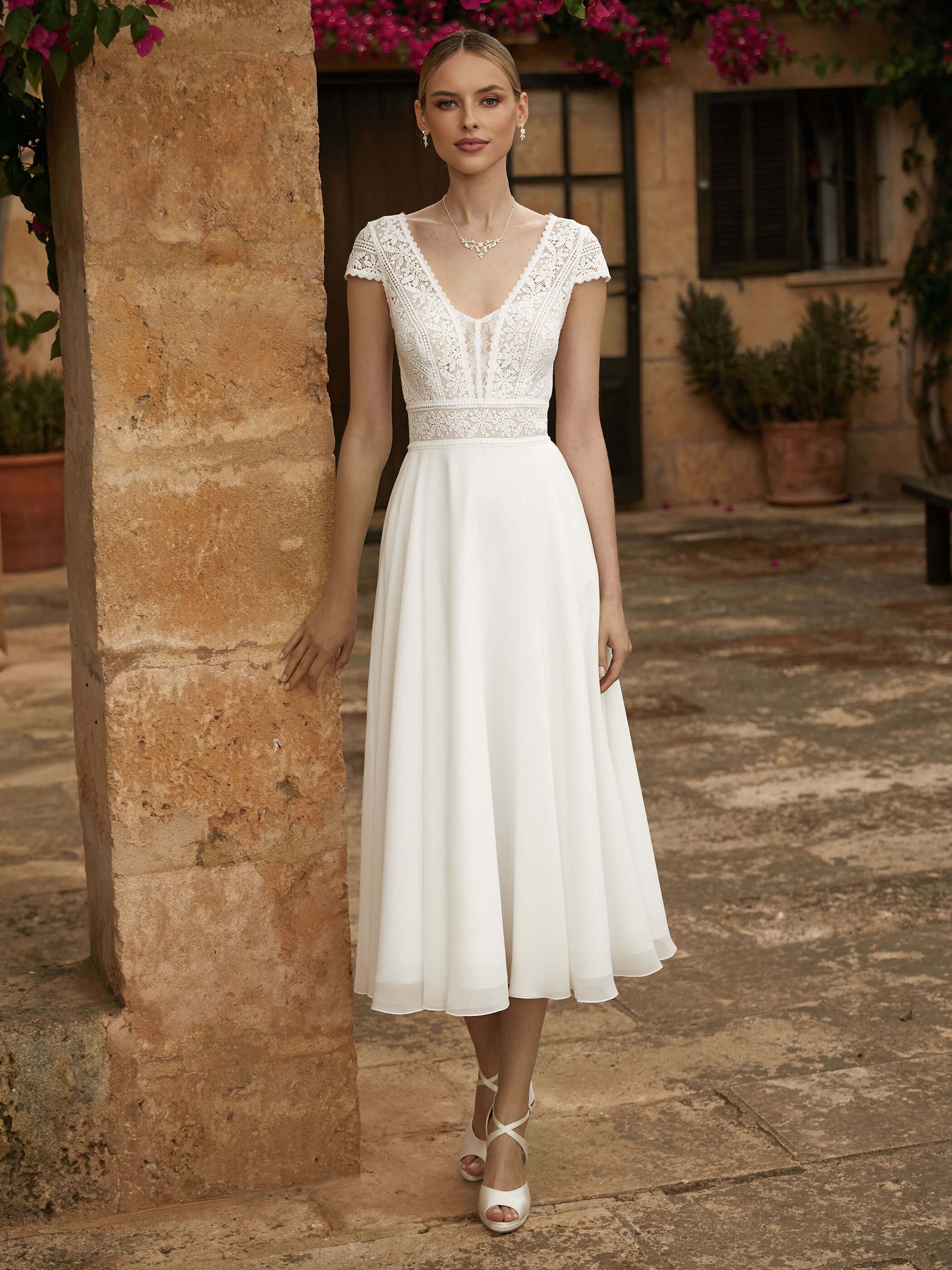 Chiffon-Brautkleid-Milena-mit-Schulter-rmeln-elfenbeinfarben_1 Braut in einem schlichten, kurzen Hochzeitskleid mit Schulterärmeln in der Farbe Elfenbein