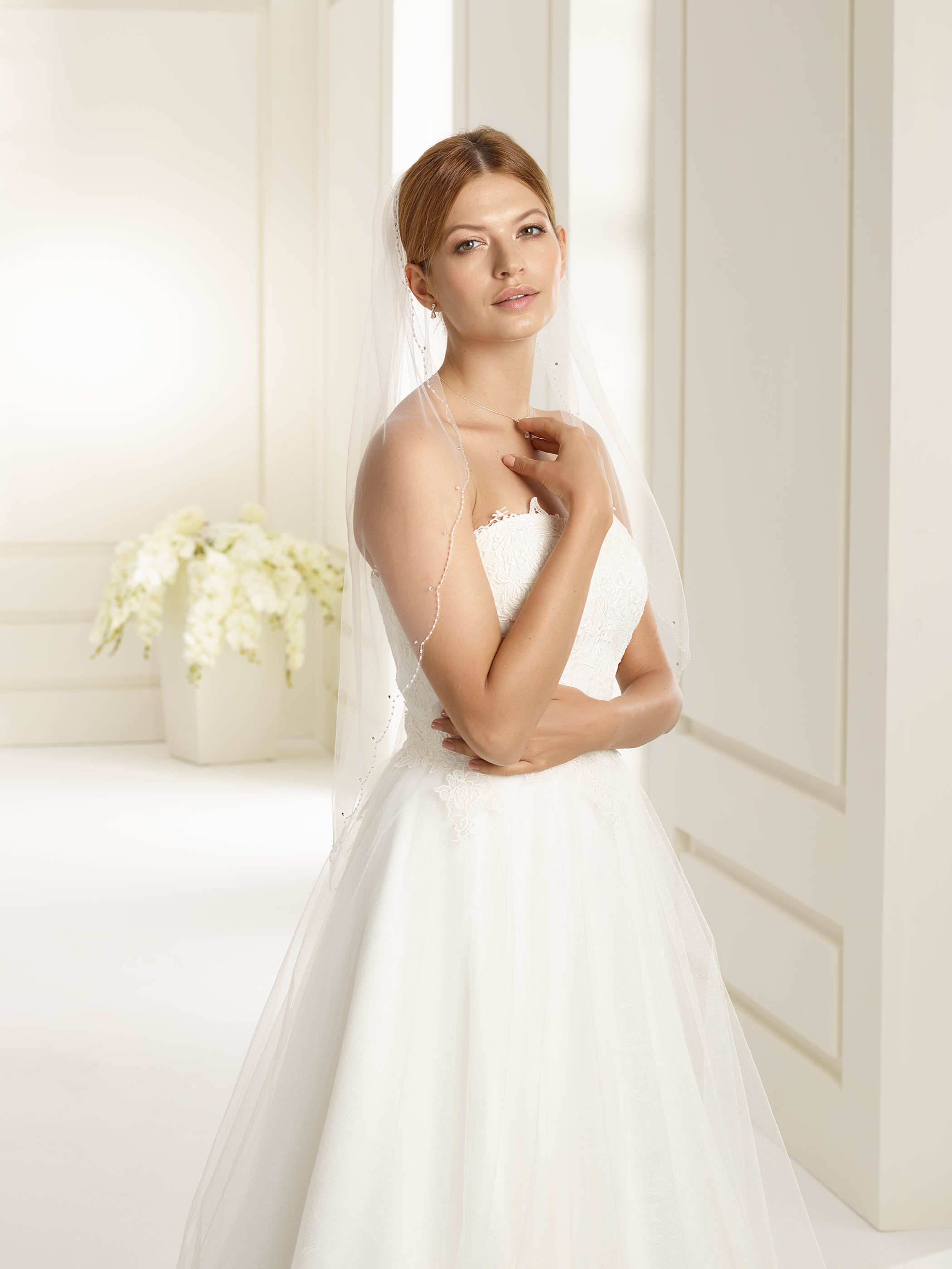 Dieses-Bild-zeigt-Schleier-S205-von-Bianco-Evento_1 Schleier mit Glasperlen-Kante & Kristallen