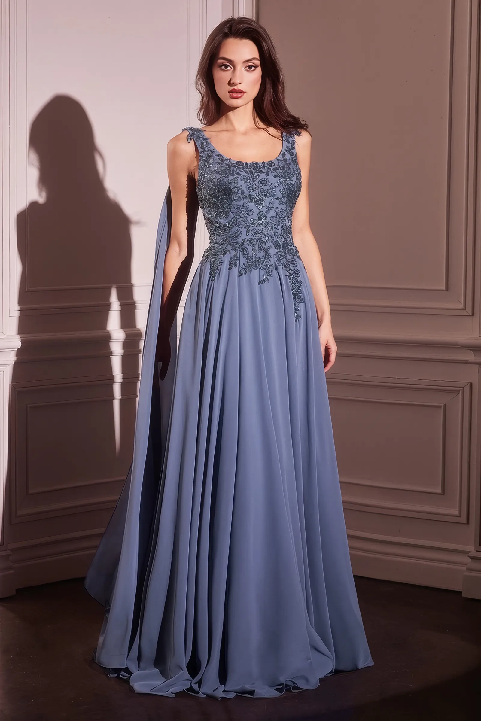 Langes Abendkleid in Rauchblau im A-Linien-Schnitt mit besticktem Spitzenoberteil, Rundhalsausschnitt und fliessenden Chiffon-Schärpen – elegant für Brautmutter, Gala oder Hochzeit.