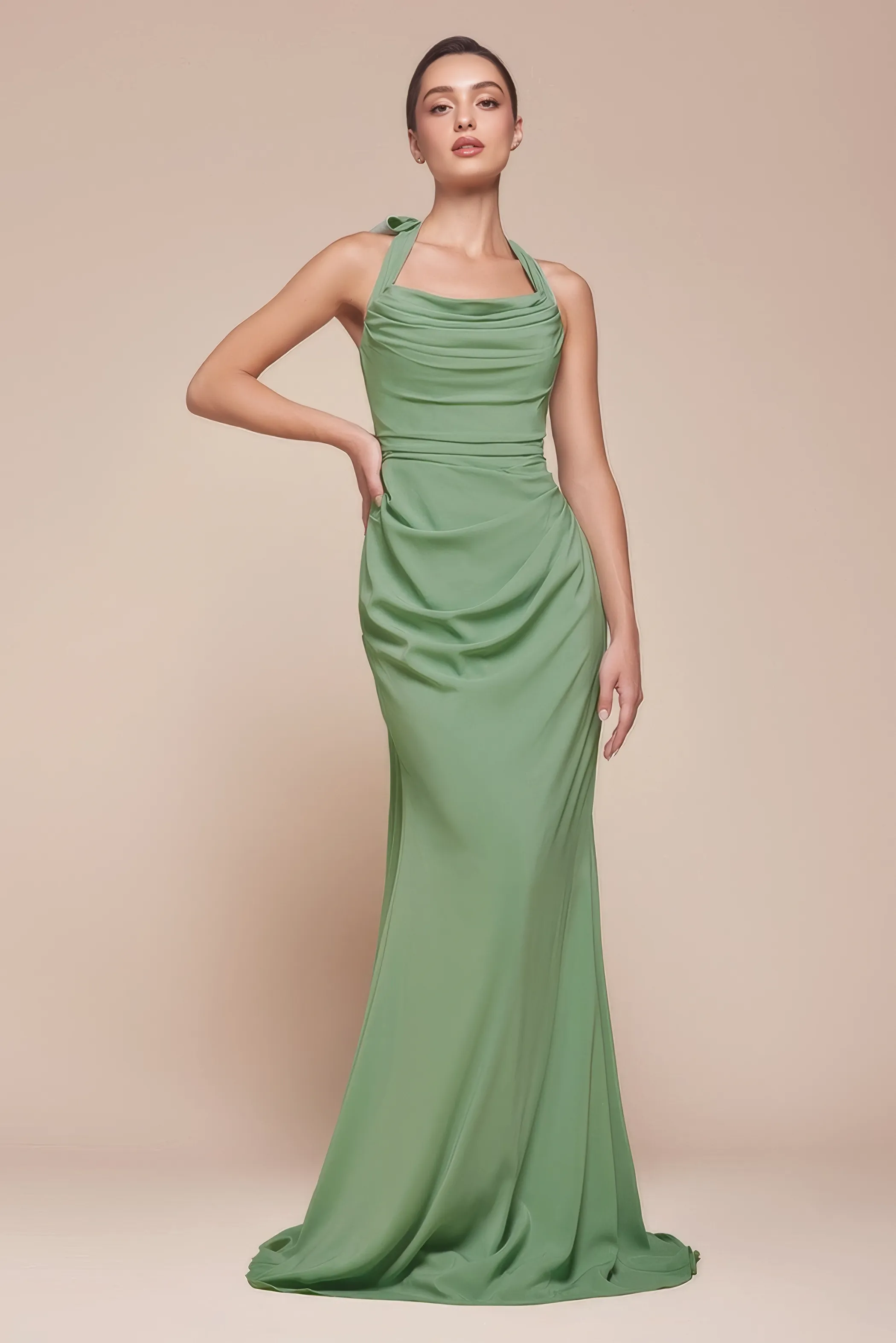 Frau in einem Chiffon-Abendkleid mit Schal in der Farbe Salbei, Vorderansicht 2