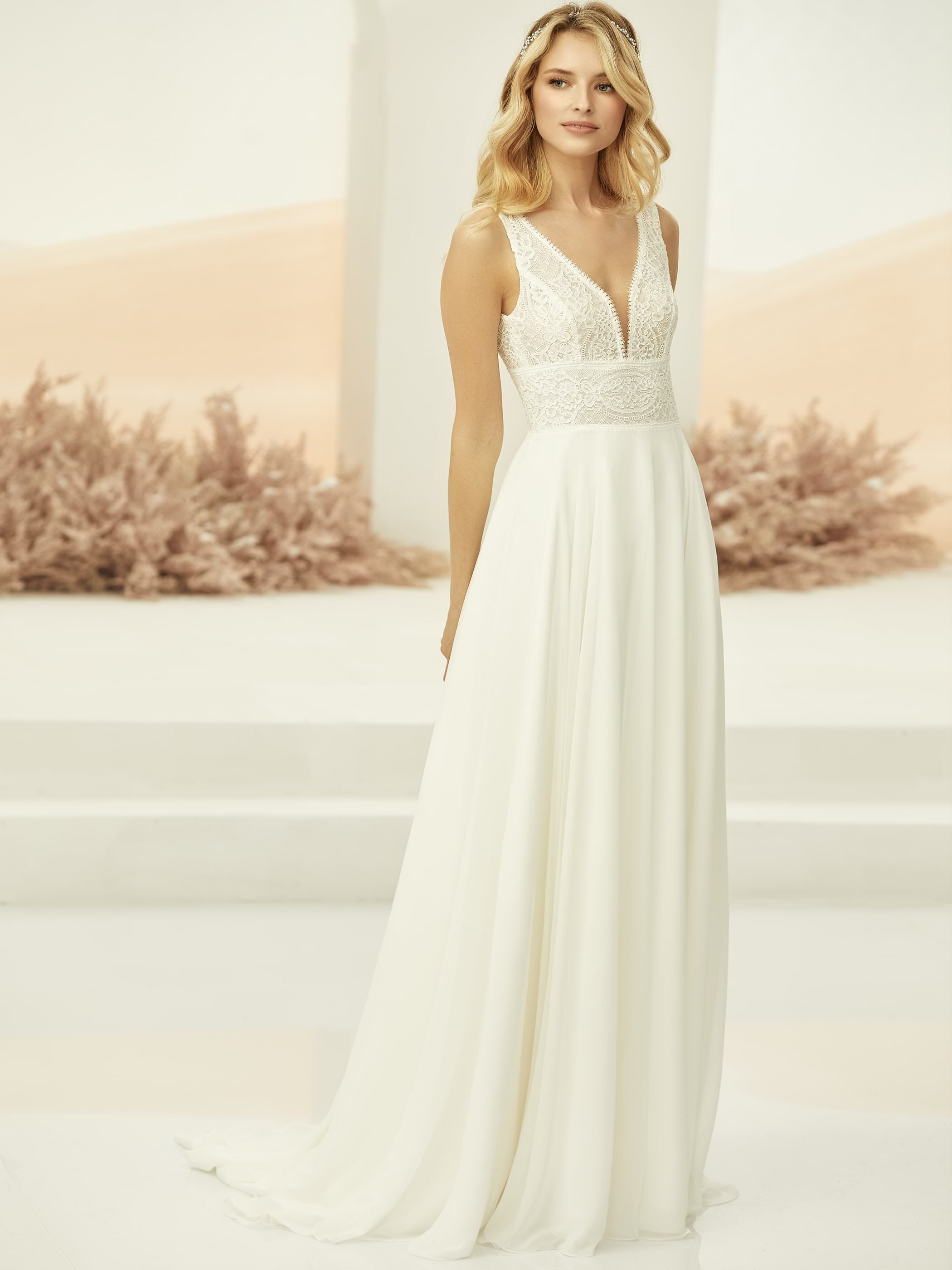 Dieses-Bild-zeigt-Brautkleid-Vivienne-von-Bianco-Evento-erh-ltlich-bei-Samyra-Fashion-Zuerich_1 Hochzeitskleid Vivienne (elfenbeinfarben)