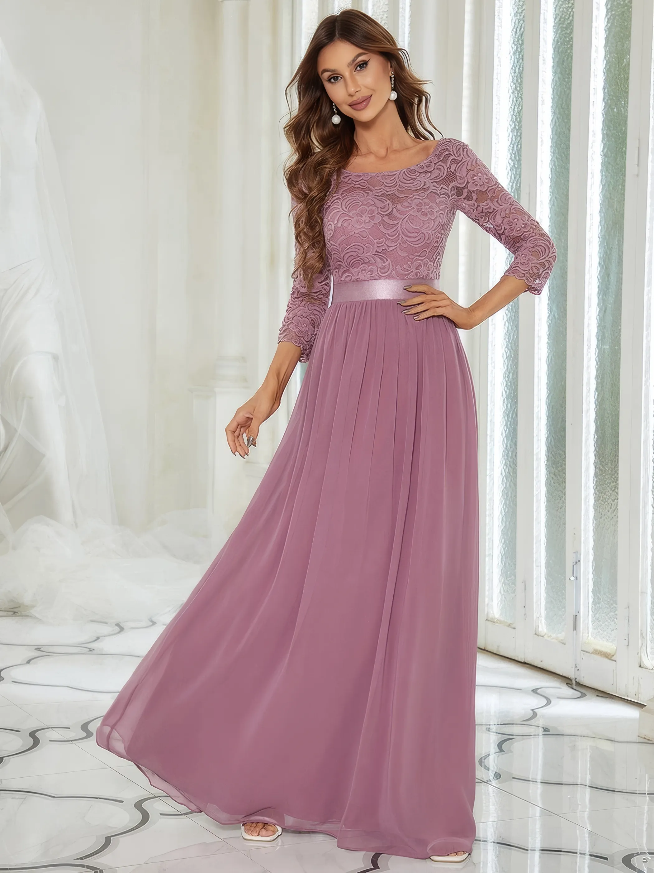 Frau in einem Abendkleid Altrosa aus Chiffon und mit Spitzenoberteil und langen Ärmeln, Frontansicht