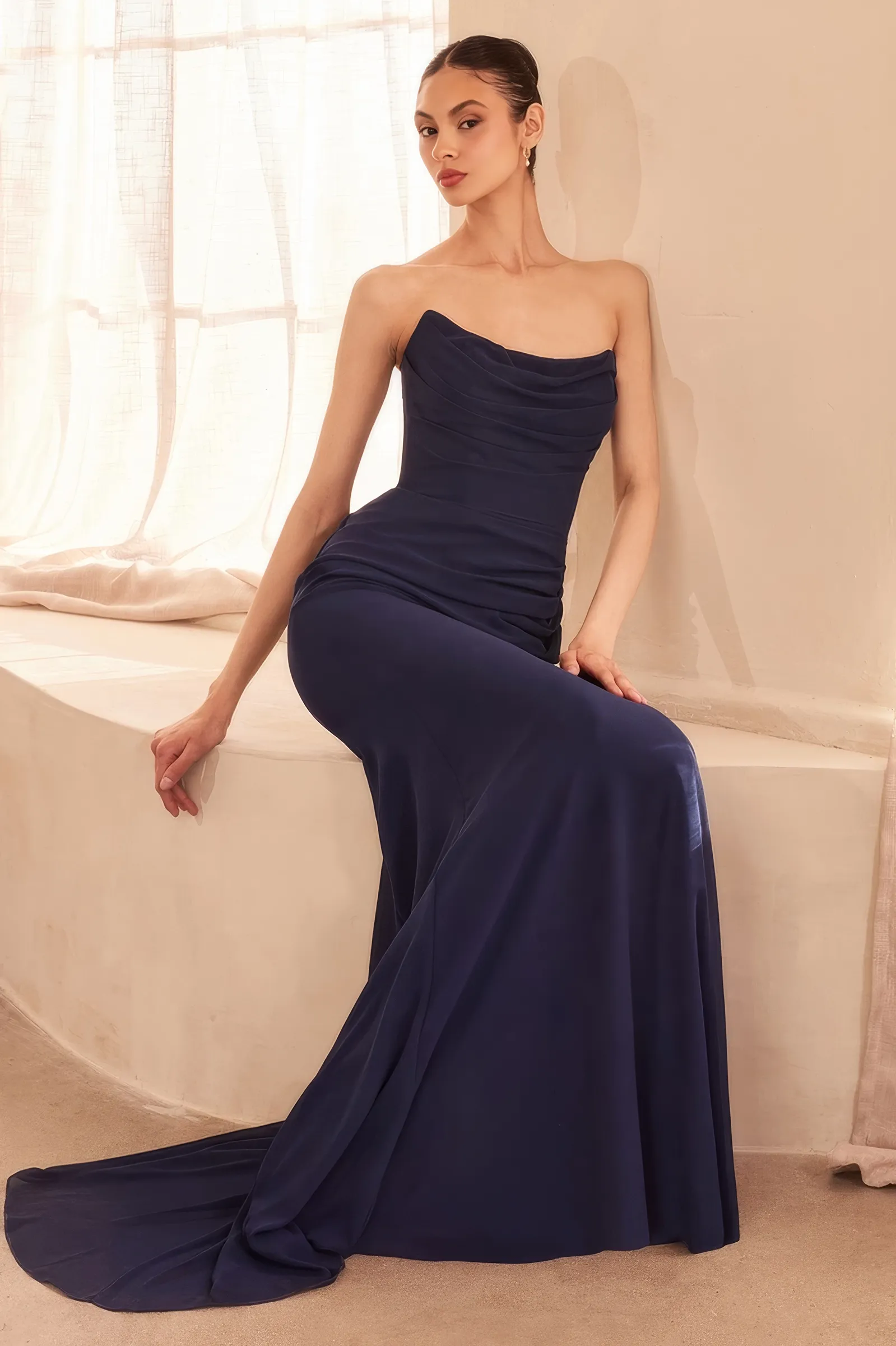 Eng anliegendes Abendkleid in Marineblau mit trägerlosem, drapiertem Ausschnitt und Meerjungfrauen-Silhouette mit Schleppe.
