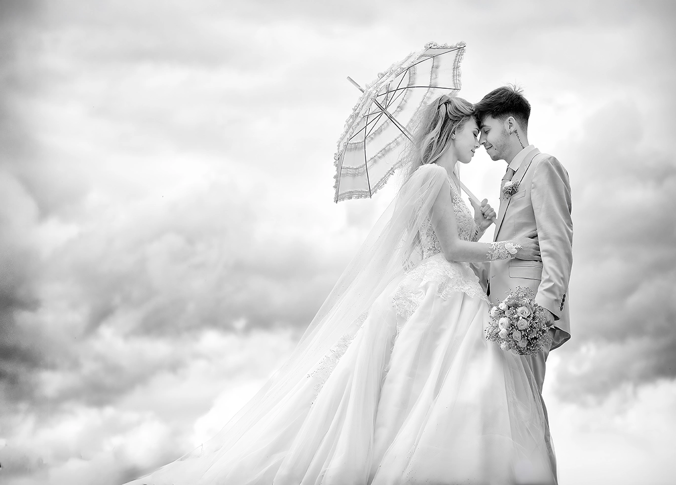Brautpaar in den Wolken | Hochzeitsfotografie Ein Brautpaar steht zueinander, Stirn an Stirn, von unten fotografiert, so dass sie wie in den Wolken schweben.