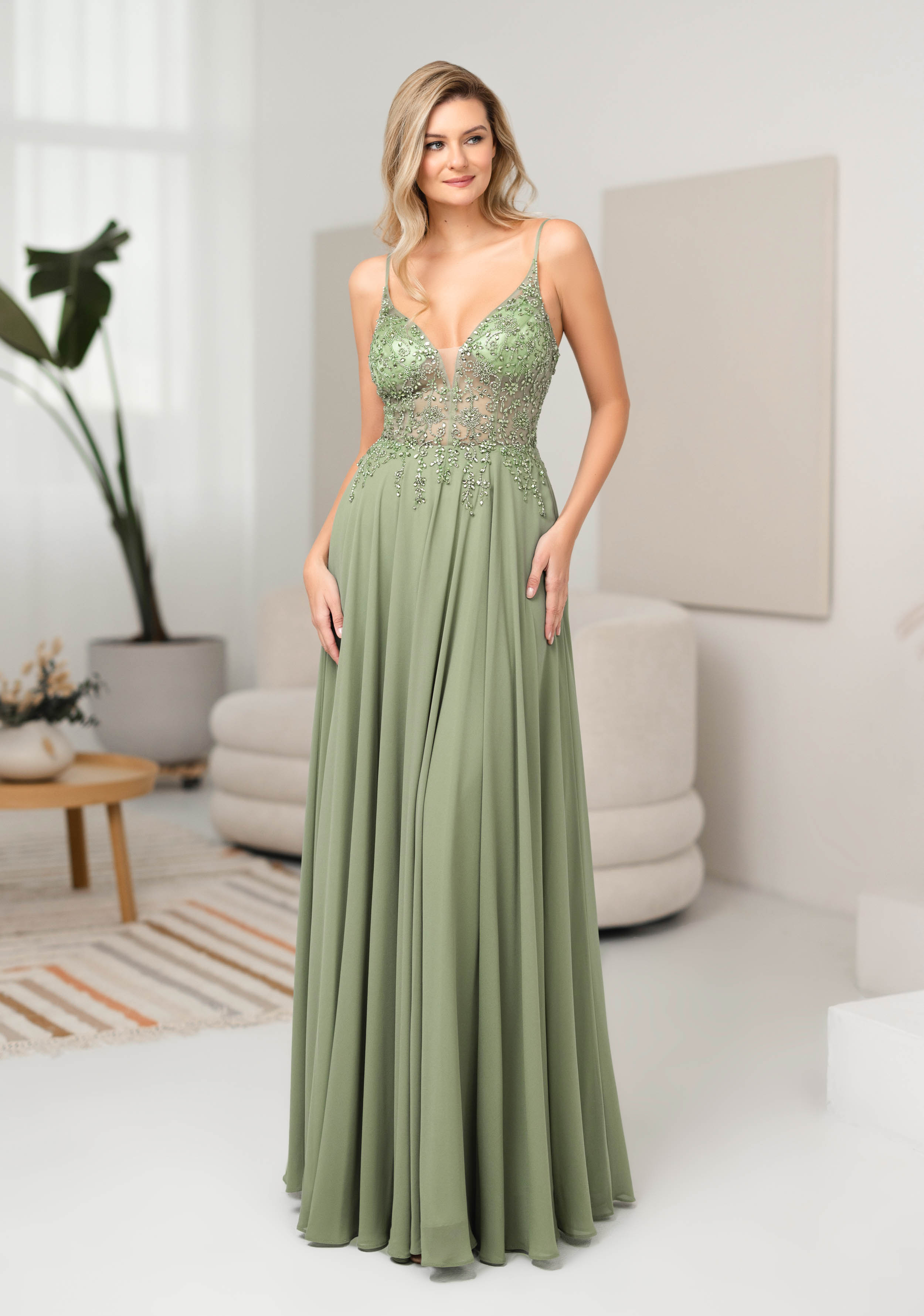 Abendkleid Megan mit halbtransparentem Oberteil in der Farbe Lindengrün Frau in einem langen Abendkleid mit halbtransparentem Oberteil in der Farbe Lindengrün, Vorderansicht