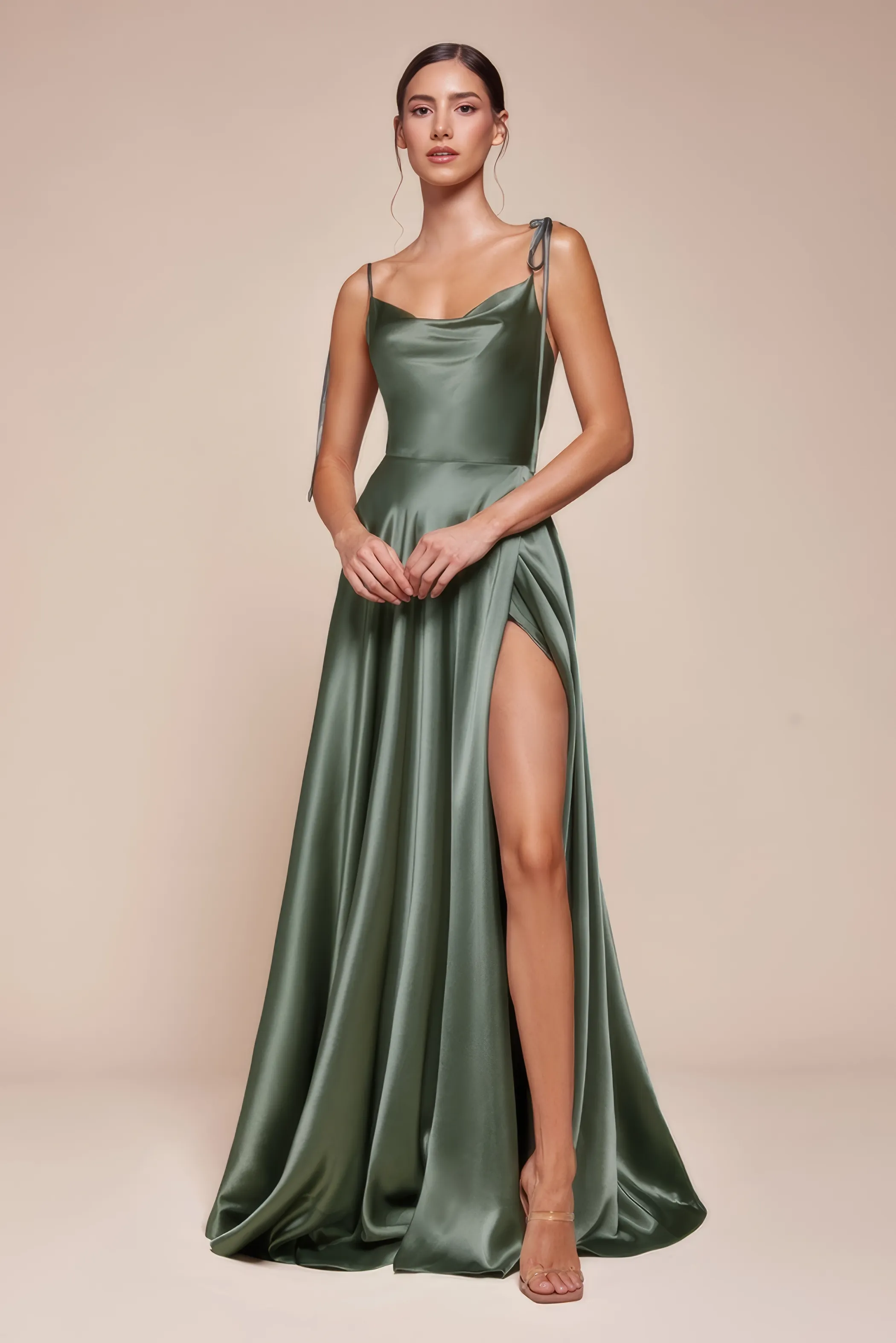 Frau in einem moosgrünen Satin-Abendkleid mit Wasserfallausschnitt und Beinschlitz