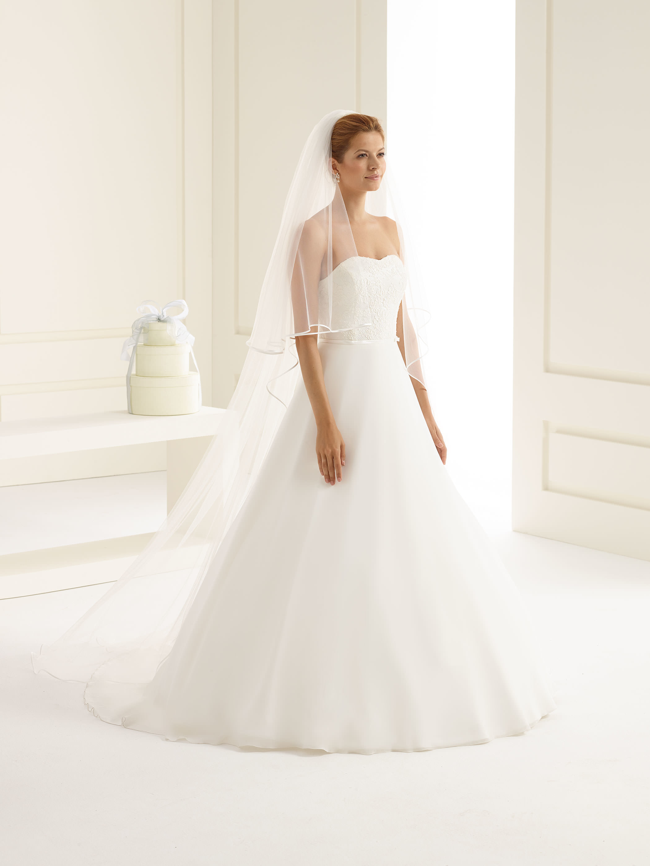 Zweistufiger Brautschleier S208 von Bianco Evento in Elfenbein aus weichem Soft-Tüll mit feiner Satinkante – kürzere Lage 80 cm, lange Lage 220 cm, steckfertig am Kamm, Made in EU.