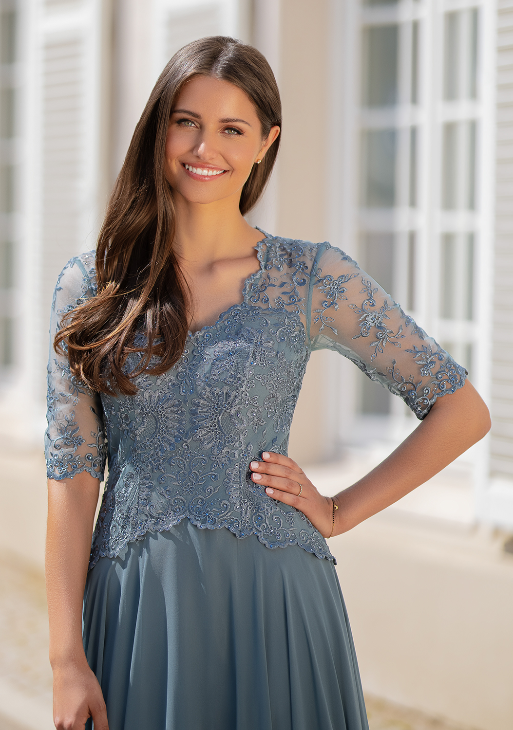 Chiffon-Abendkleid für grosse Grössen zu kaufen bei Samyra-Fashion Zürich Frau in einem Chiffon-Abendkleid erhältlich auf in grossen Grössen bei Samyra Fashion Zürich