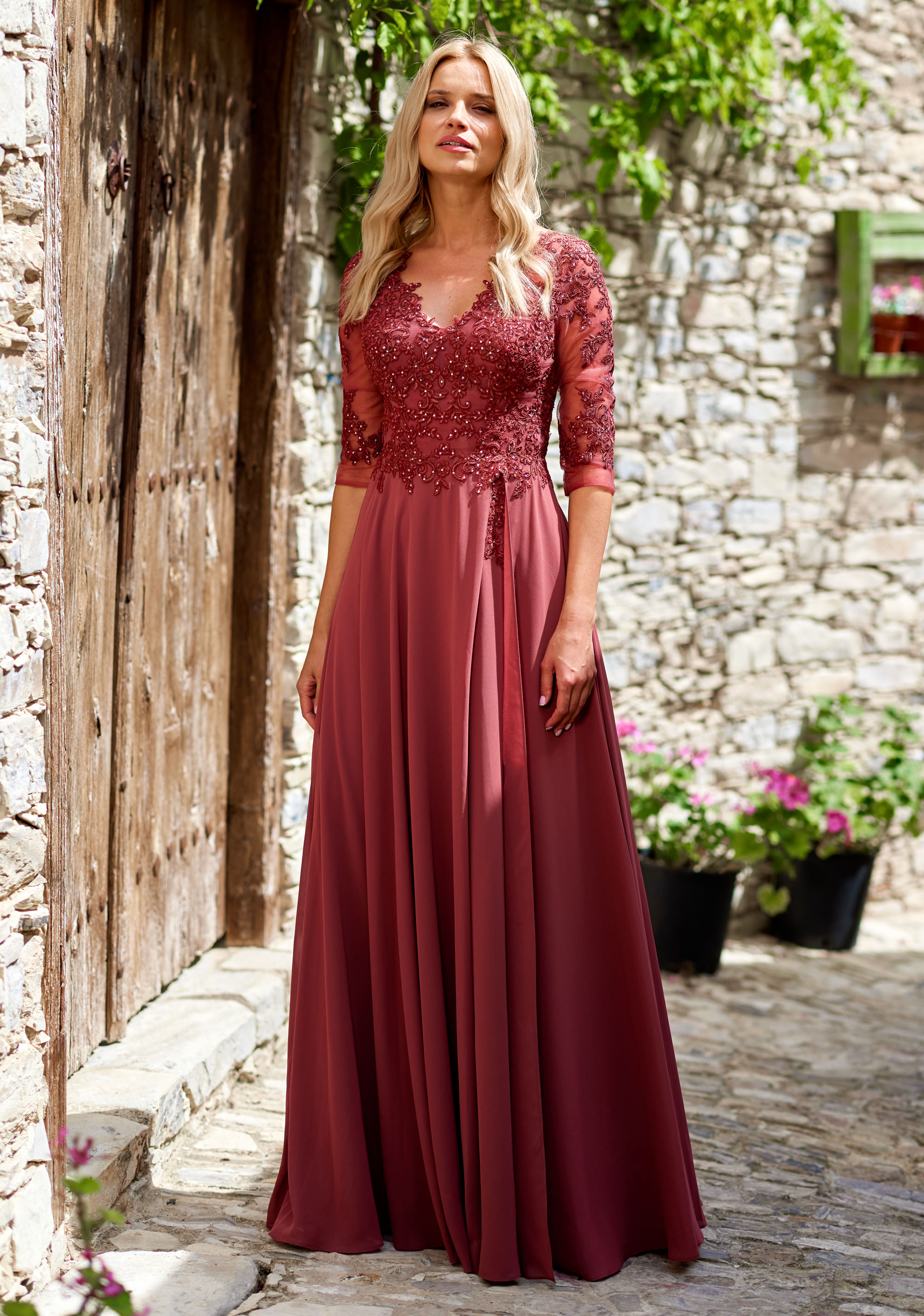 Chiffon Abendkleid mit Ärmel in bordeaux Frau in einem langen Abendklei mit 3/4-Ärmeln und Spitzenoberteil in der Farbe bordeaux