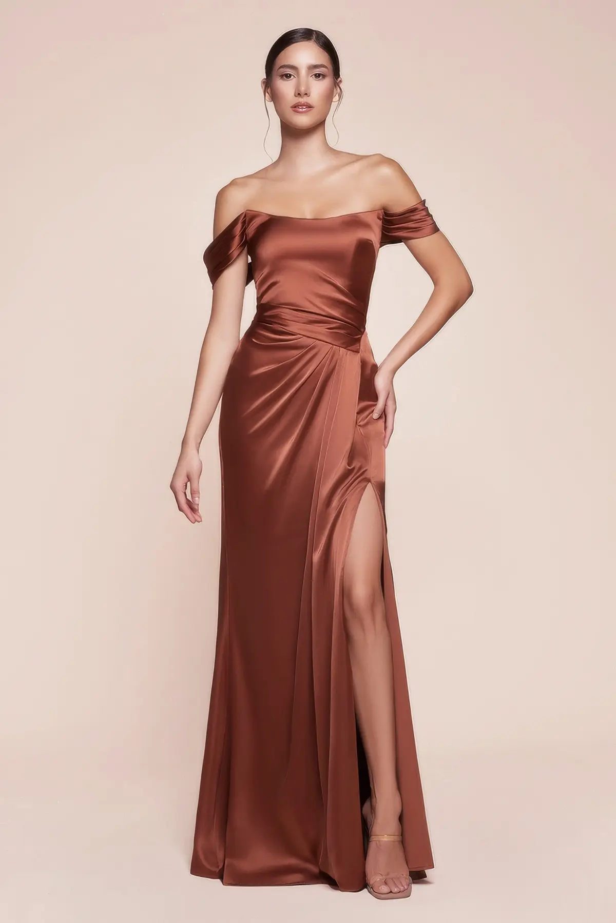 Abendkleid mit Carmenausschnitt und Beinschlitz in der Farbe Sienna Frau in einem Abendkleid mit Carmenausschnitt und Beinschlitz in der Farbe Sienna