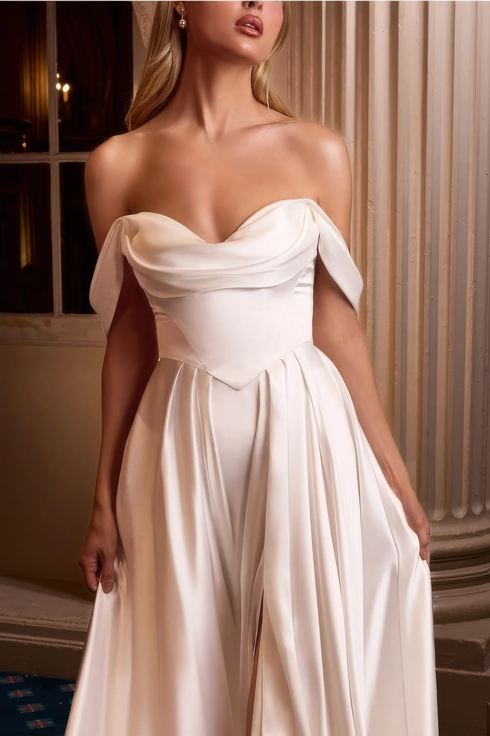 Romantisches Standesamtkleid in Off-White im A-Linien-Schnitt mit drapiertem Off-Shoulder-Ausschnitt, plissiertem Korsett-Oberteil, Rückenschnürung und dezenten Beinschlitz aus leuchtendem Satin – elegant für Standesamt oder intime Hochzeit, Close-up