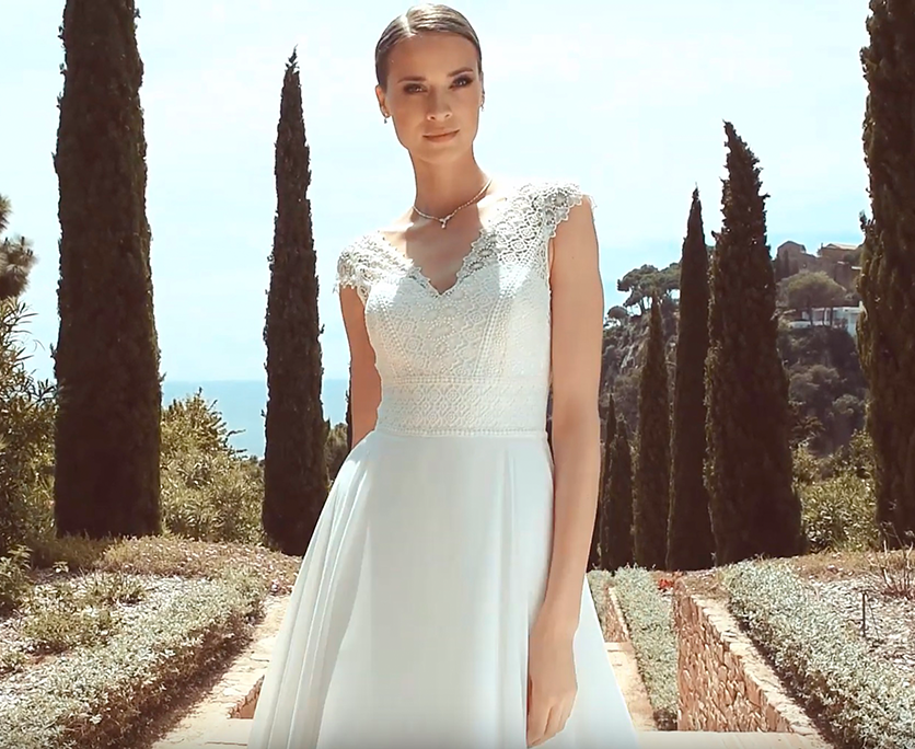 Schlichtes Chiffon-Standesamtkleid mit Spitze und Schulterarmeln Braut mit einem schlichten Chiffon-Standesamtkleid elfenbeinfarben mit Spitzenoberteil