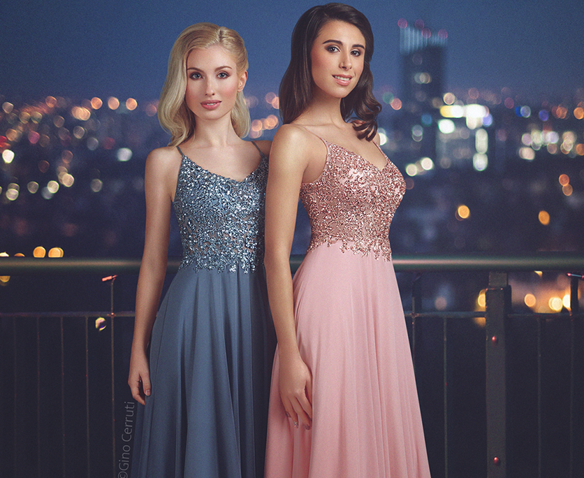 Trauzeuginnenkleider in altrosa und blau Zwei Trauzeuginnen, eine im Abendkleid altrosa, die andere im Abendkleid blau