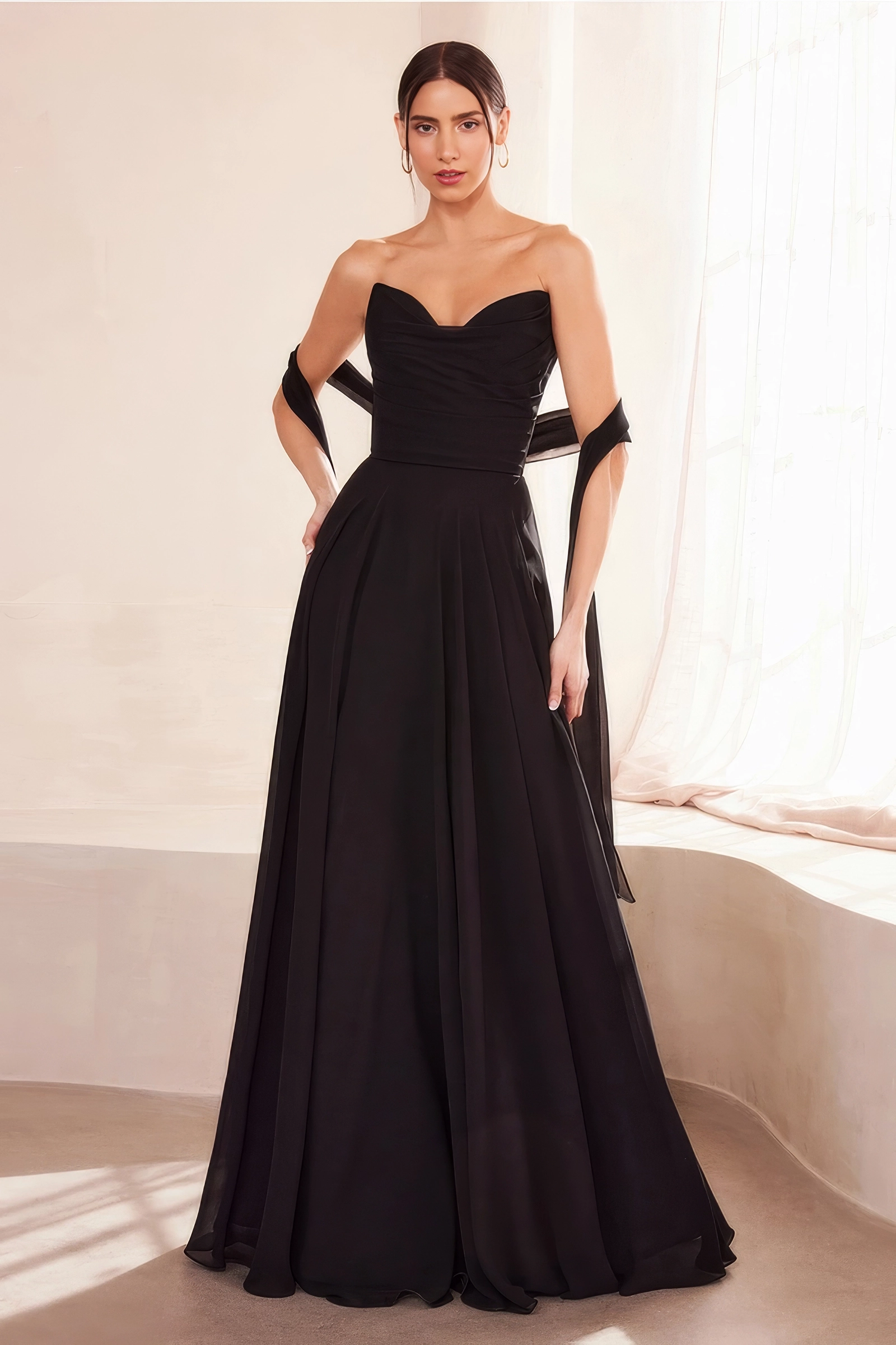 Trägerloses Abendkleid in Schwarz mit Herz-Wasserfall-Ausschnitt, Korsett-Rücken und fliessendem Chiffonrock.
