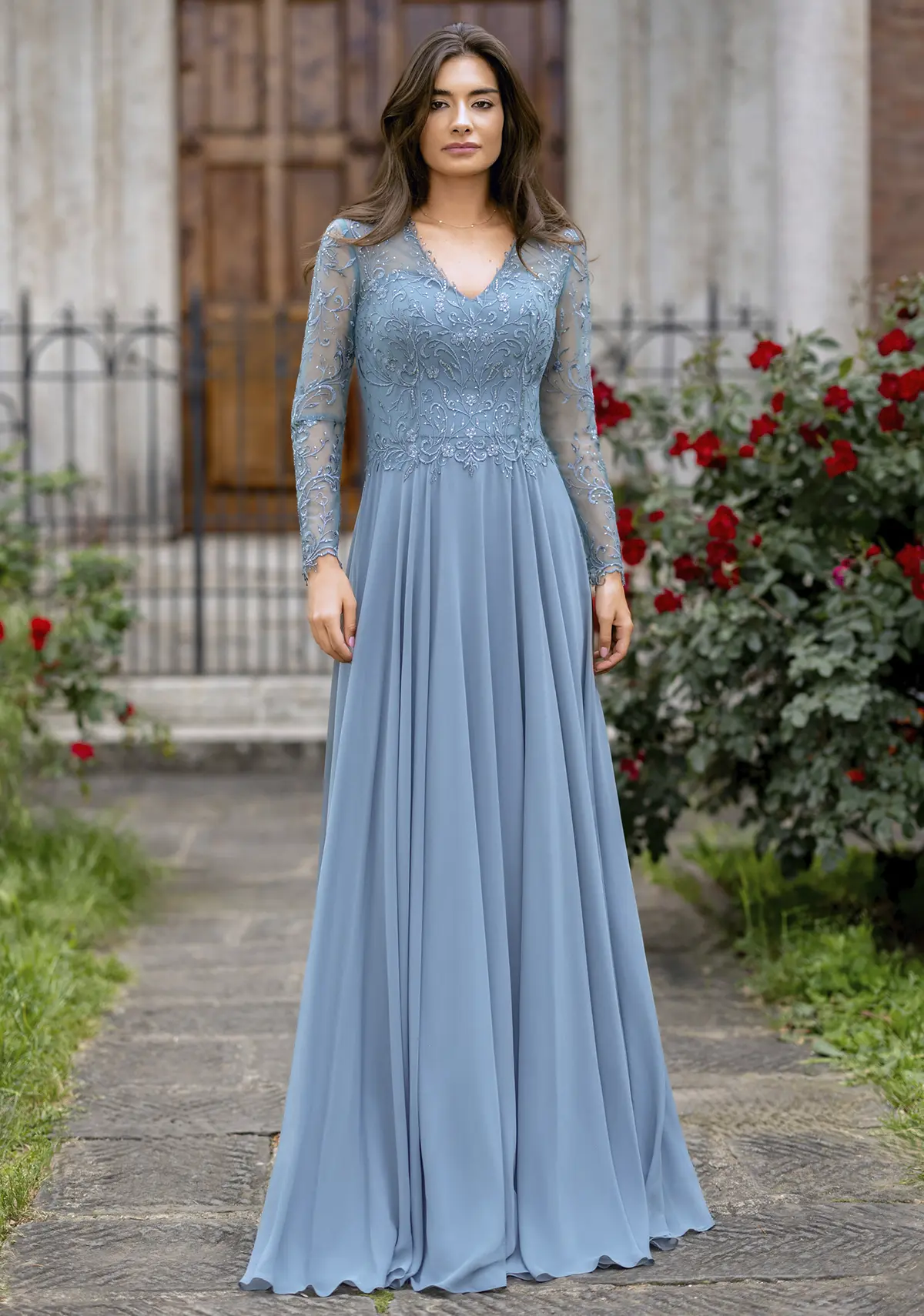 Chiffon-Abendkleid mit langen Ärmeln und hinten hoch geschossen in der Farbe hellblau Frau in einem Chiffon-Abendkleid mit langen Ärmeln und hinten hoch geschossen in der Farbe hellblau