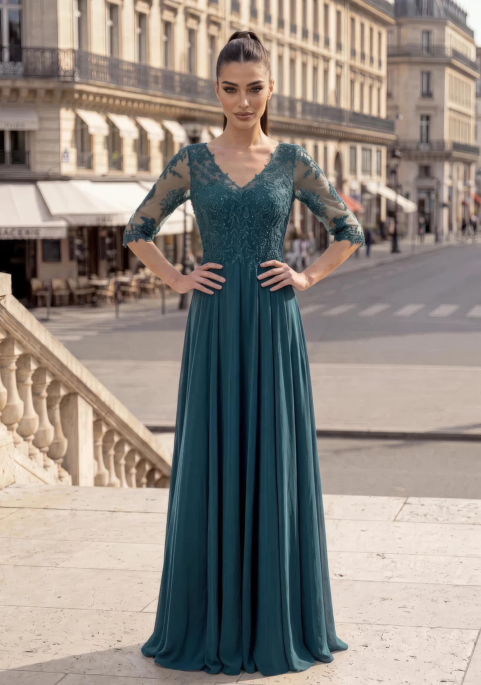 Bodenlanges Abendkleid in Dunkelgrün mit V-Ausschnitt, floral bestickten Illusions-Ärmeln und fliessendem A-Linien-Rock.