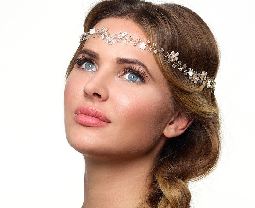 Haarschmuck im Blumendesign von Poirier Braut mit einem schönen Haarschmuck mit floralem Design