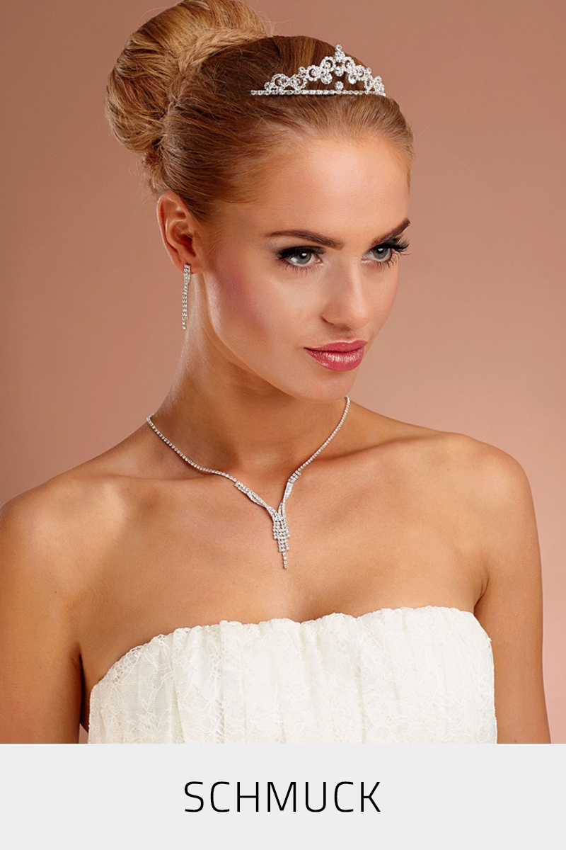 Eine Frau mit hochwertigem Modeschmuck bestehend aus Halskette, Ohrringen und Diadem