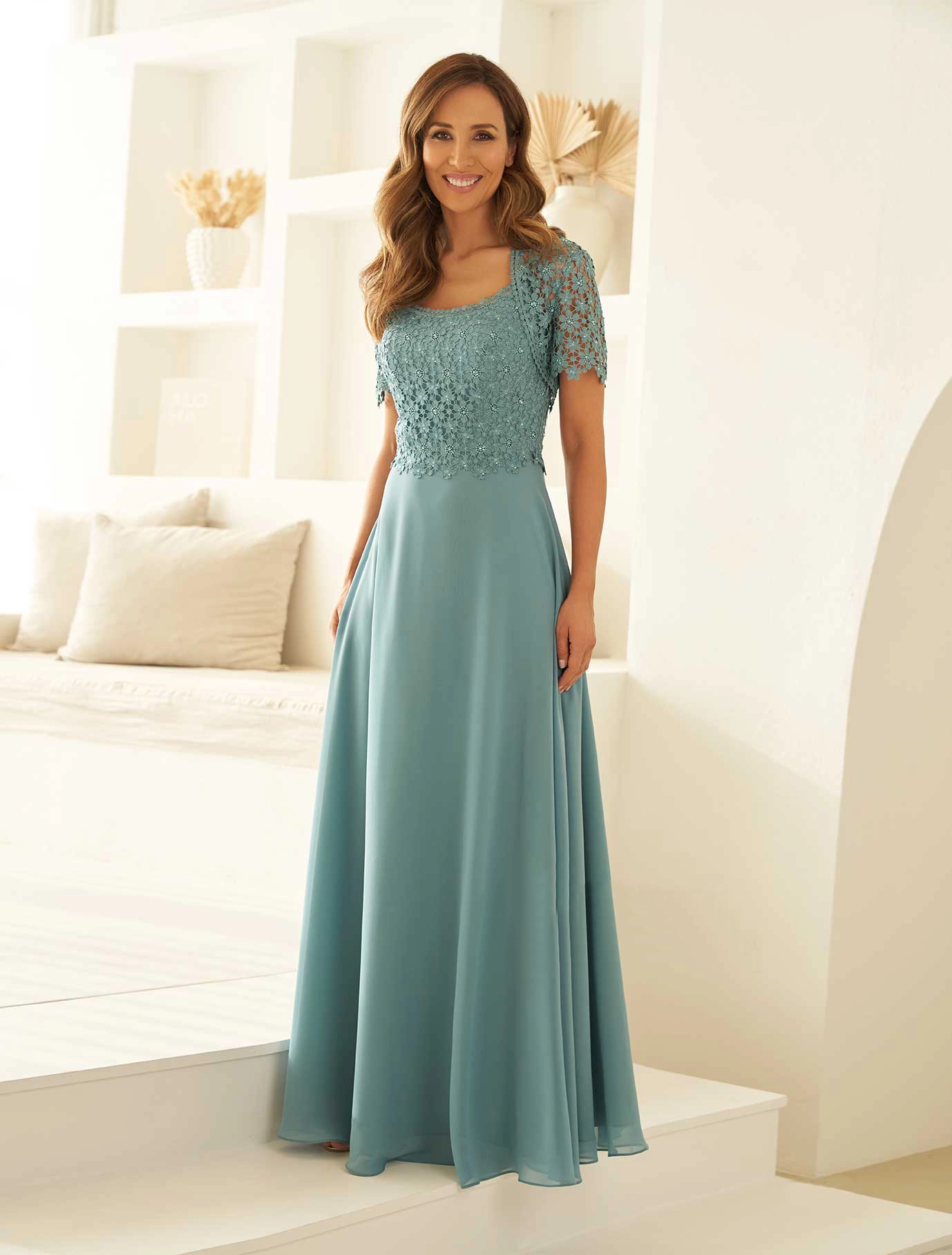Chiffon-Abendkleid sagegrün mit Bolero Frau in einem langen Abendkleid inkl. passendem Bolero in der Farbe Lindengrün
