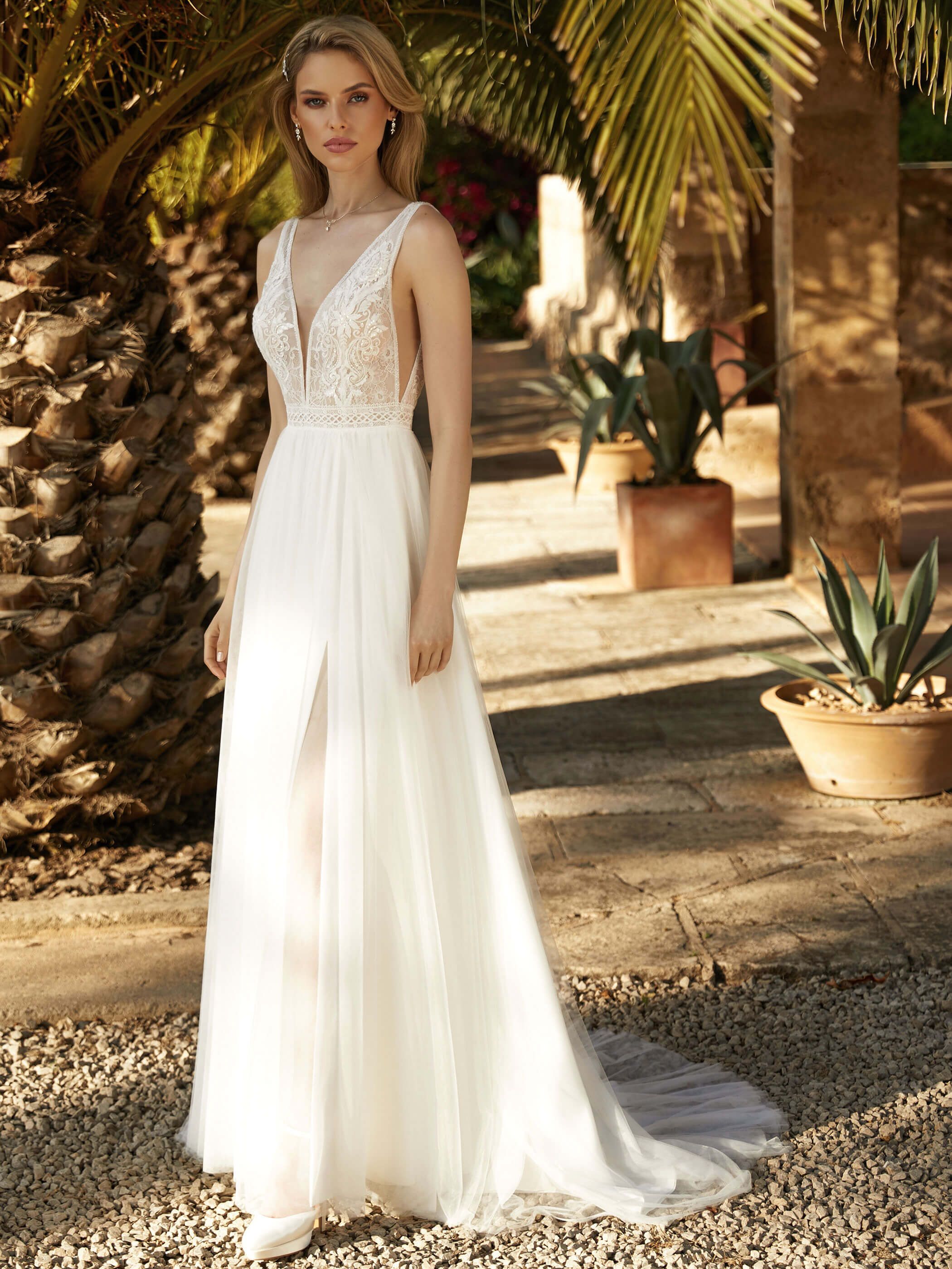 Schlichtes-Brautkleid-Monica-mit-Beinschlitz-und-V-Ausschnitt_1 Hochzeitskleid Monica (ivory)