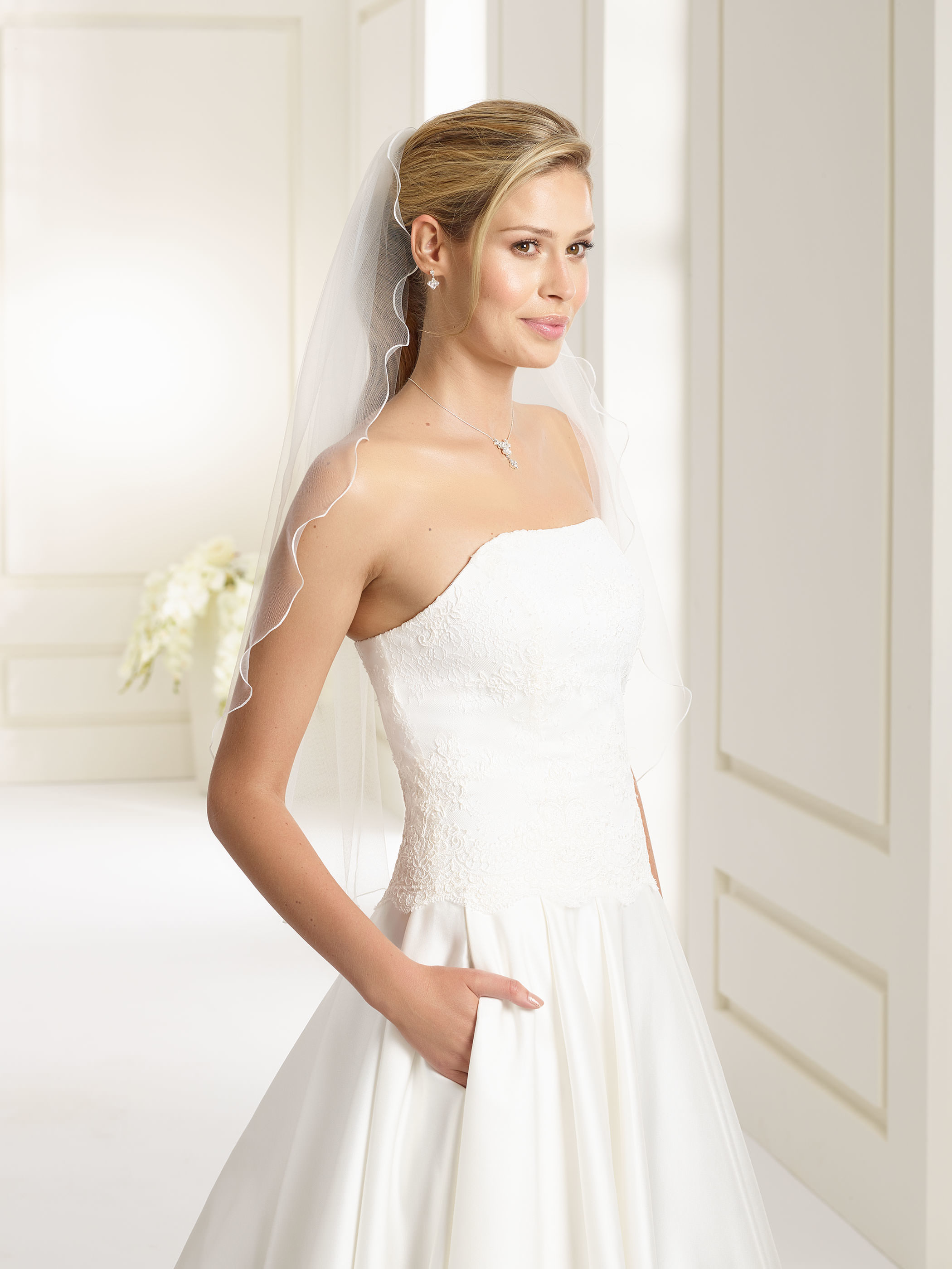 Dieses-Bild-zeigt-Schleier-S187-von-Dieses-Bild-zeigt-Schleier-S159-von-Bianco-Evento Einlagiger, schlichter Soft-Tüll Schleier