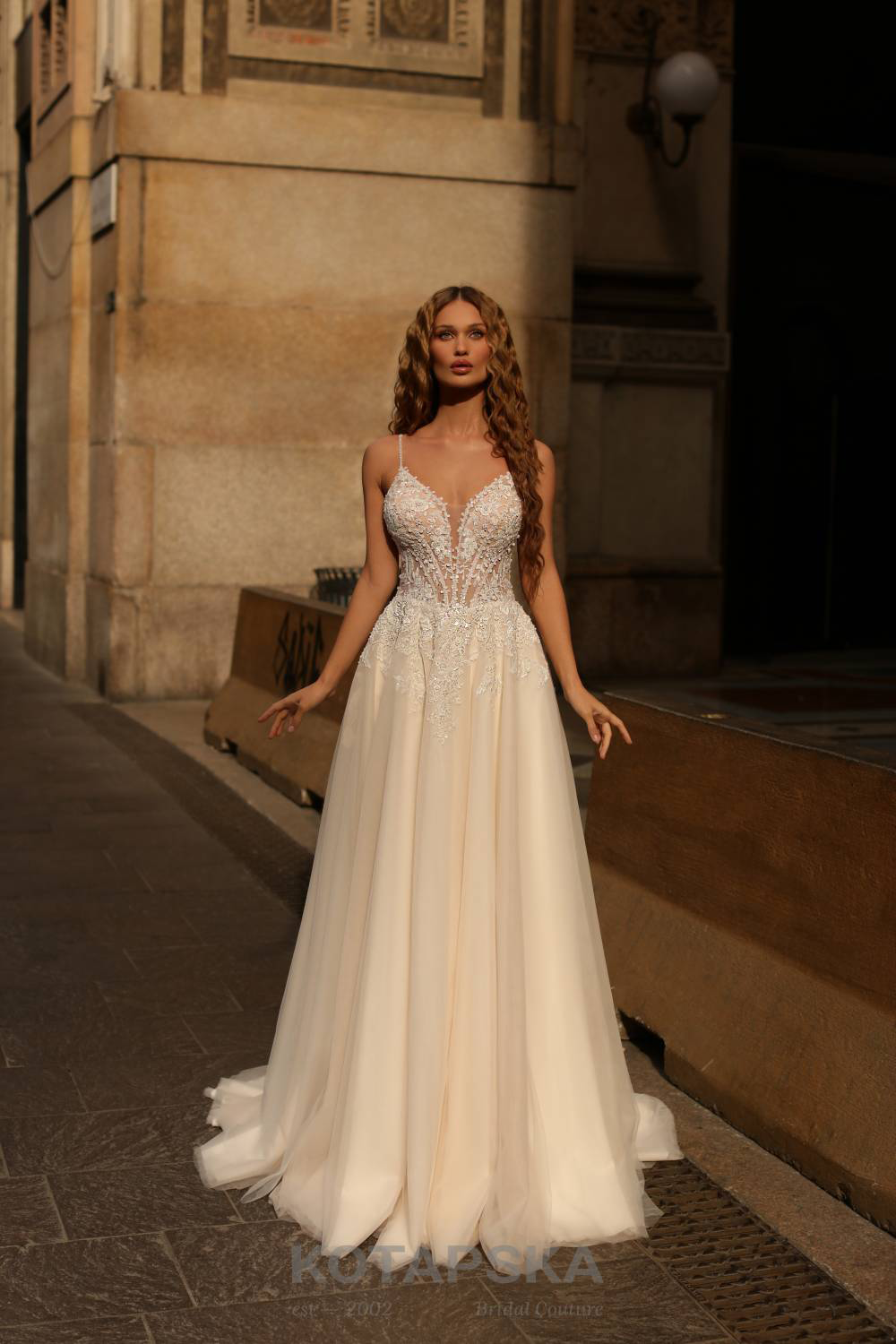 Frau in einem romantischen Hochzeitskleid, Corsage und Rock mit bestickter Spitze verziert