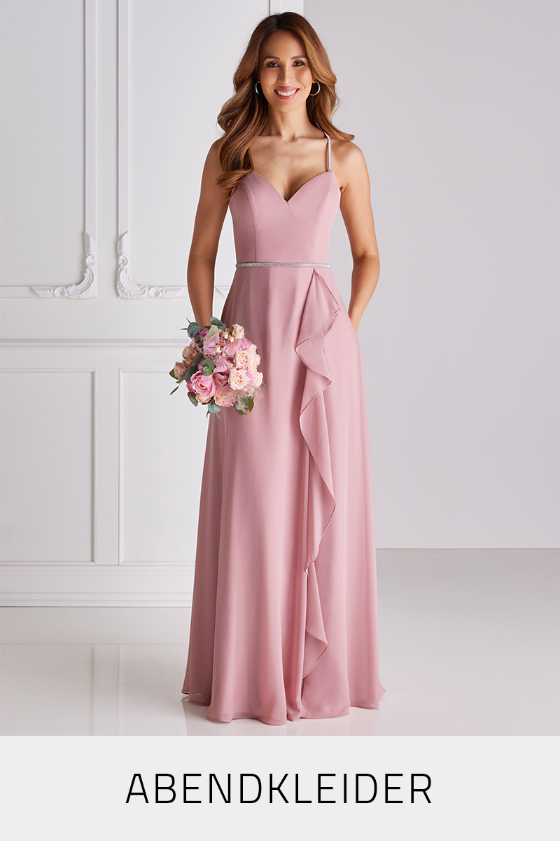 Zur Kategorie Abendkleider Frau in einem Altrosa-Abendkleid mit dünnen, silbernen Trägern sowie einem dünnen, silbernen Gürtel