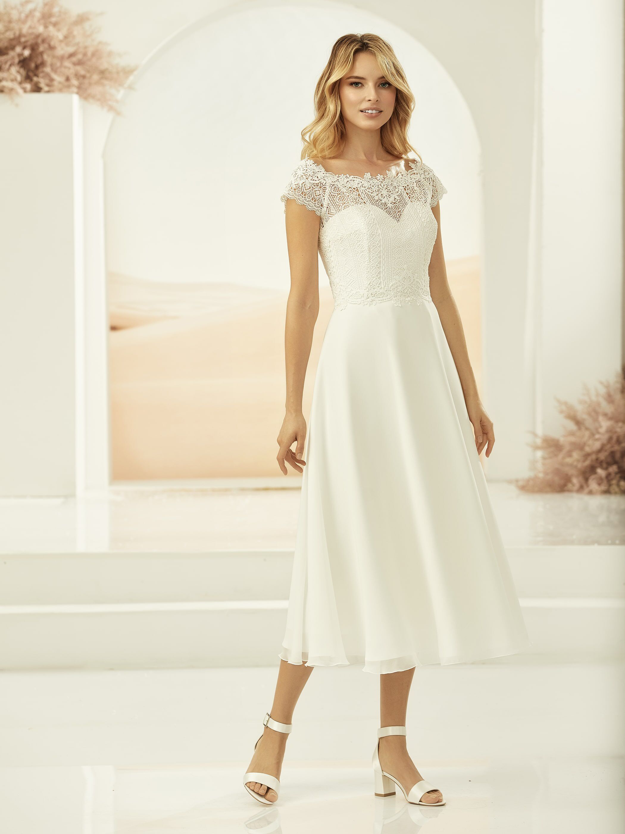 Dieses-Bild-zeigt-kurzes-Brautkleid-Privet-von-Bianco-Evento-erhaeltlich-bei-Samyra-Fashion-Zuerich_1 Hochzeitskleid Privet (elfenbeinfarben)