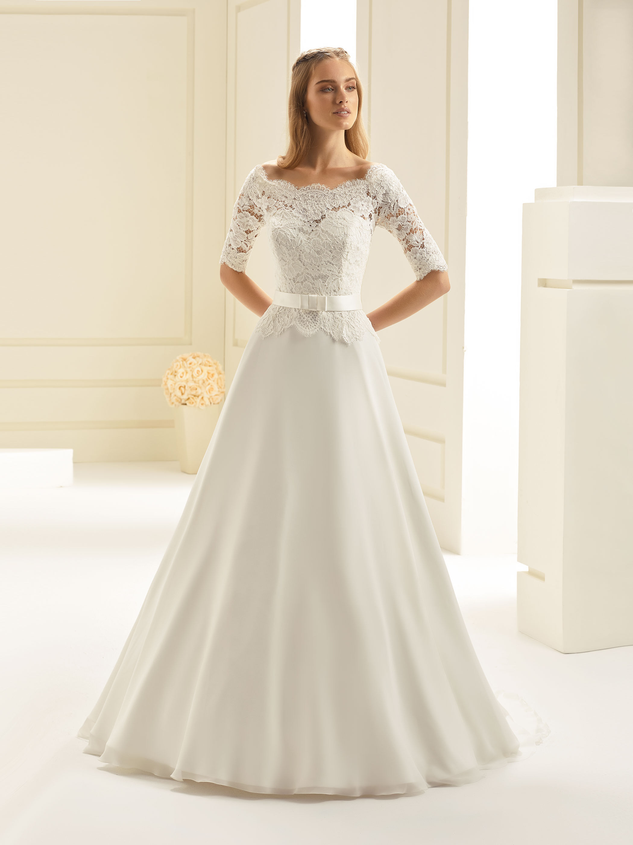 Dieses-Bild-zeigt-Hochzeitskleid-Aspen-von-Bianco-Evento-erhaeltlich-bei-Samyra-Fashion-Zuerich_1 Hochzeitskleid Aspen Gr. 44/46