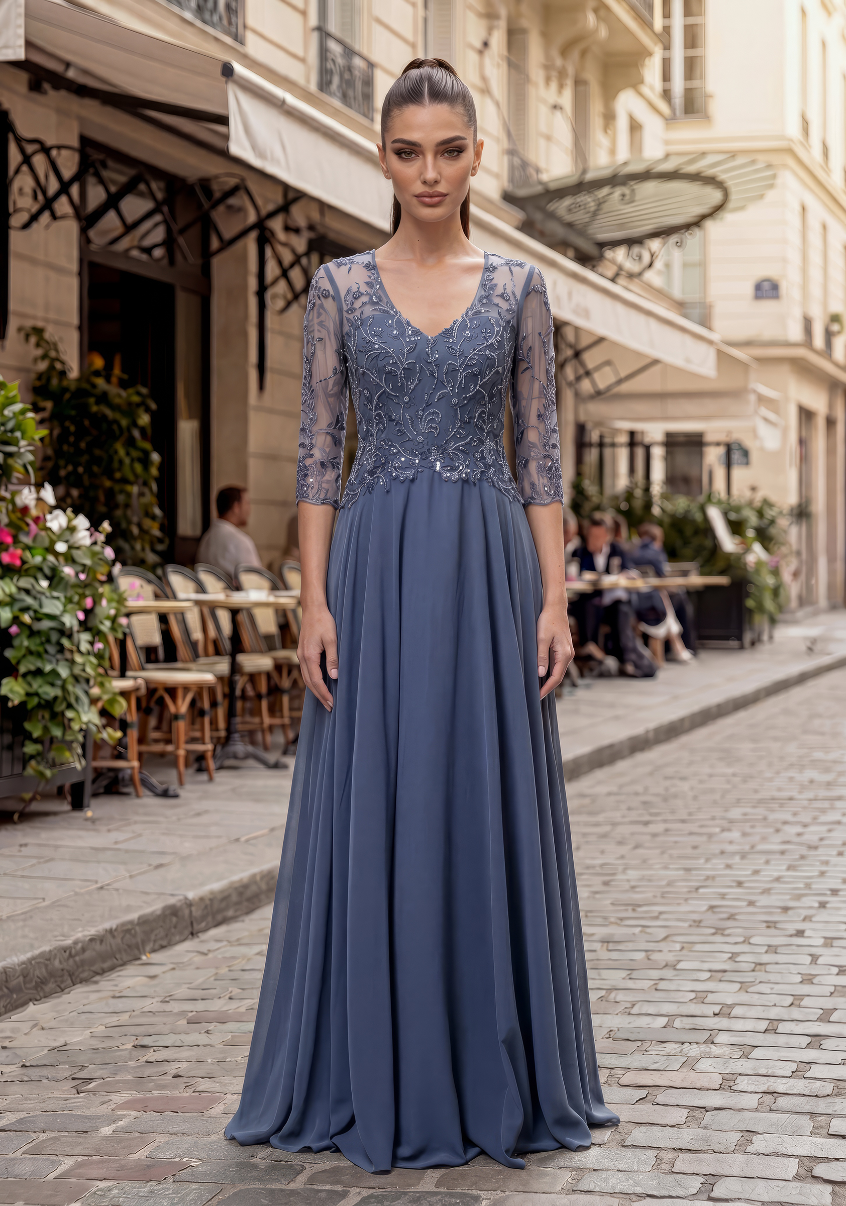 Bodenlanges Abendkleid in Rauchblau mit V-Ausschnitt, perlenbestickten Illusions-Ärmeln und fliessendem Chiffon-Rock in A-Linie, elegant für Gala und Hochzeit.