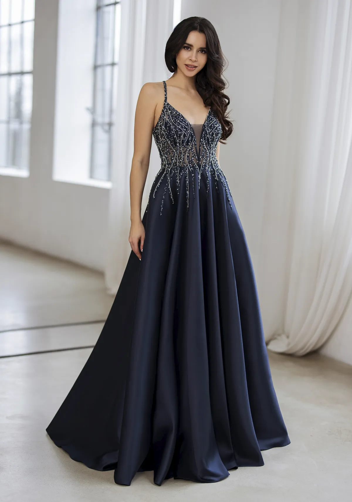 Ballkleid aus Satin in A-Linie dunkelblau Frau in einem dunkelblauen Ballkleid aus Satin in A-Linie