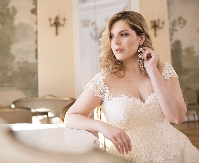 Brautmode in allen Formen und Farben Brau in einem Spitzen-Brautkleid für grosse Grössen