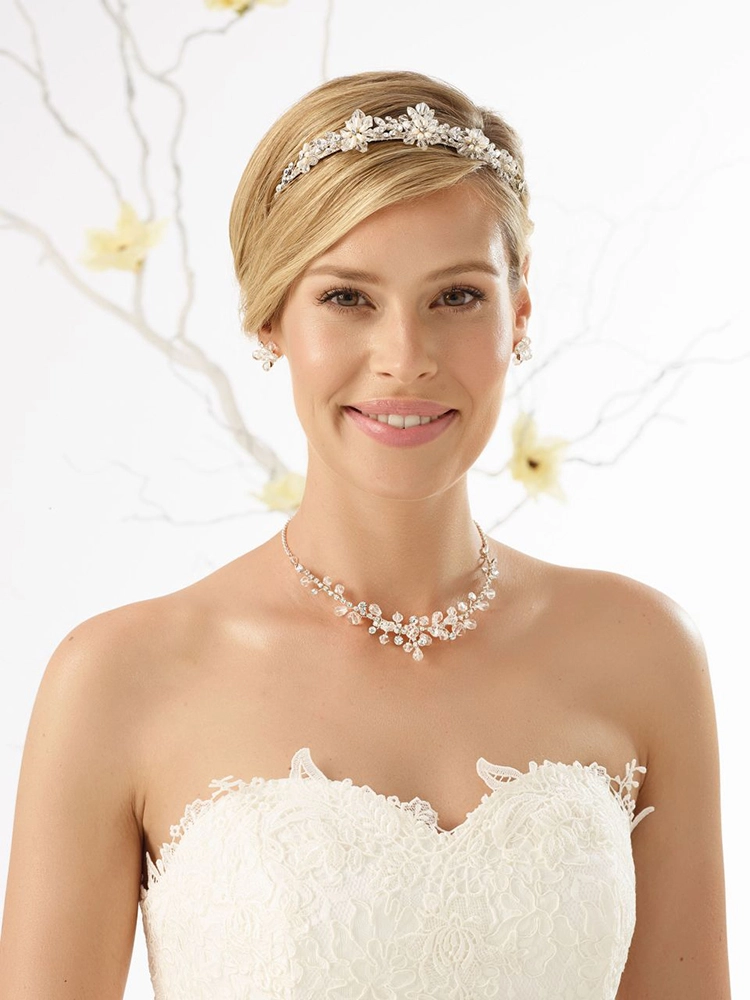 Schmuckset bestehend aus Halskette und Ohrringe versilbert und nickelfrei Eine Braut trägt ein Schmuckset bestehend aus Halskette und Ohrringe plus ein Diadem von Bianco Evento