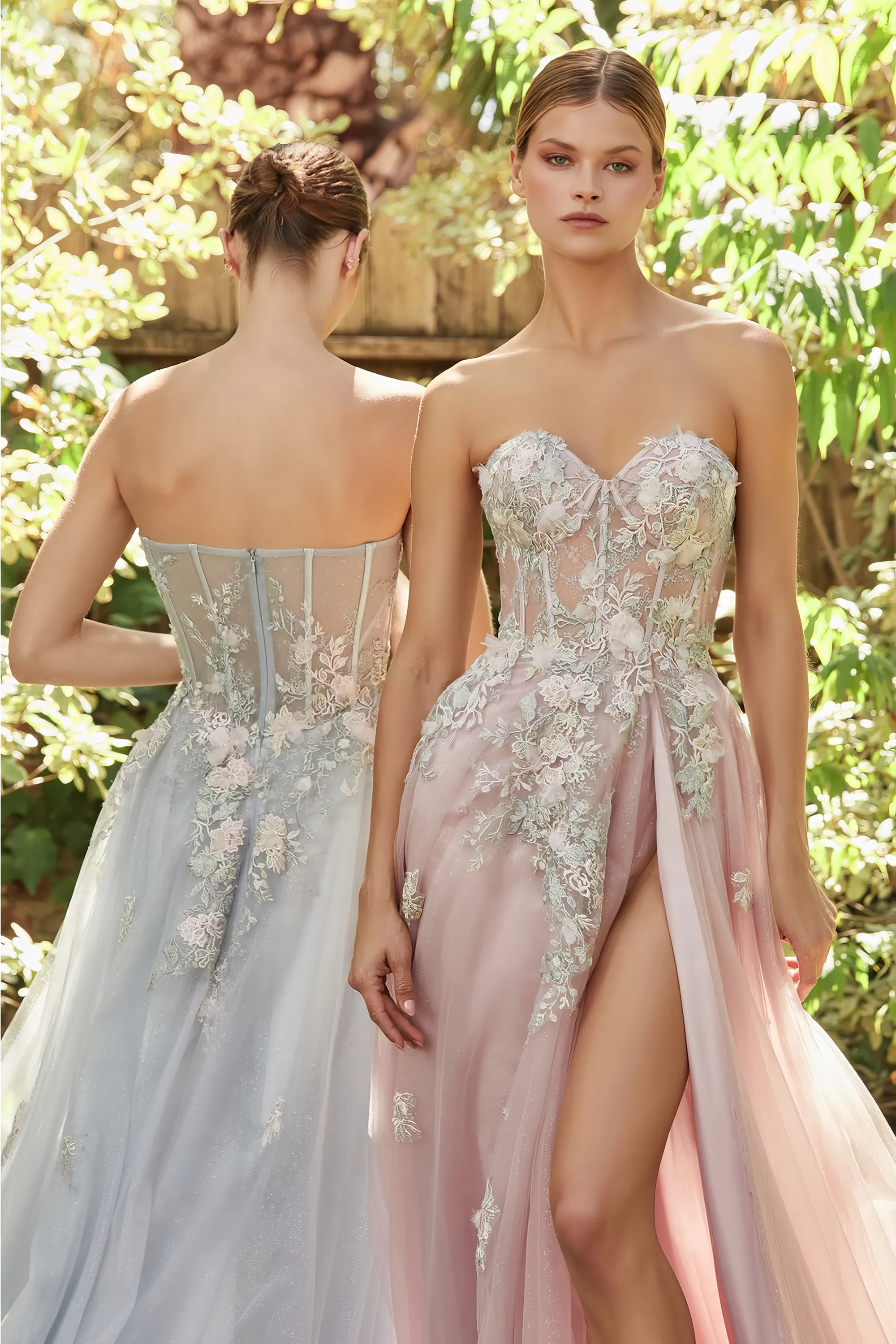 Zwei lange trägerlose Ballkleider in Paris-Blau und Rosa mit bestickten Blumenapplikationen und Korsett-Oberteil aus der Kollektion Ladivine by Cinderella Divine – elegant und romantisch, ideal für Ball, Gala oder Hochzeit, Rückenansicht