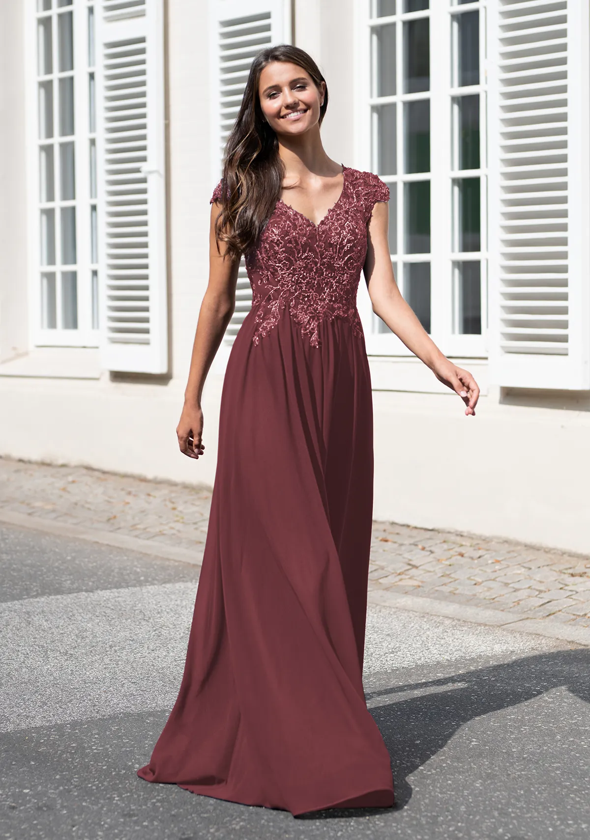 Traumhaft verziertes Chiffon-Abenkleid von Christian Koehlert in Bordeaux, Vorderansicht Frau in einem traumhaft verzierten Chiffon-Abenkleid von Christian Koehlert in Bordeaux, Vorderansicht