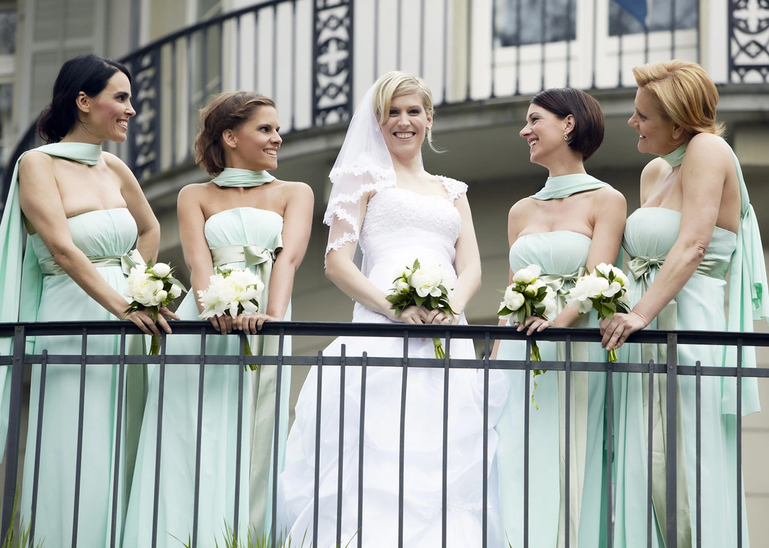 4 Brautjungfern mit einer farblich passenden Stola zum Festkleid