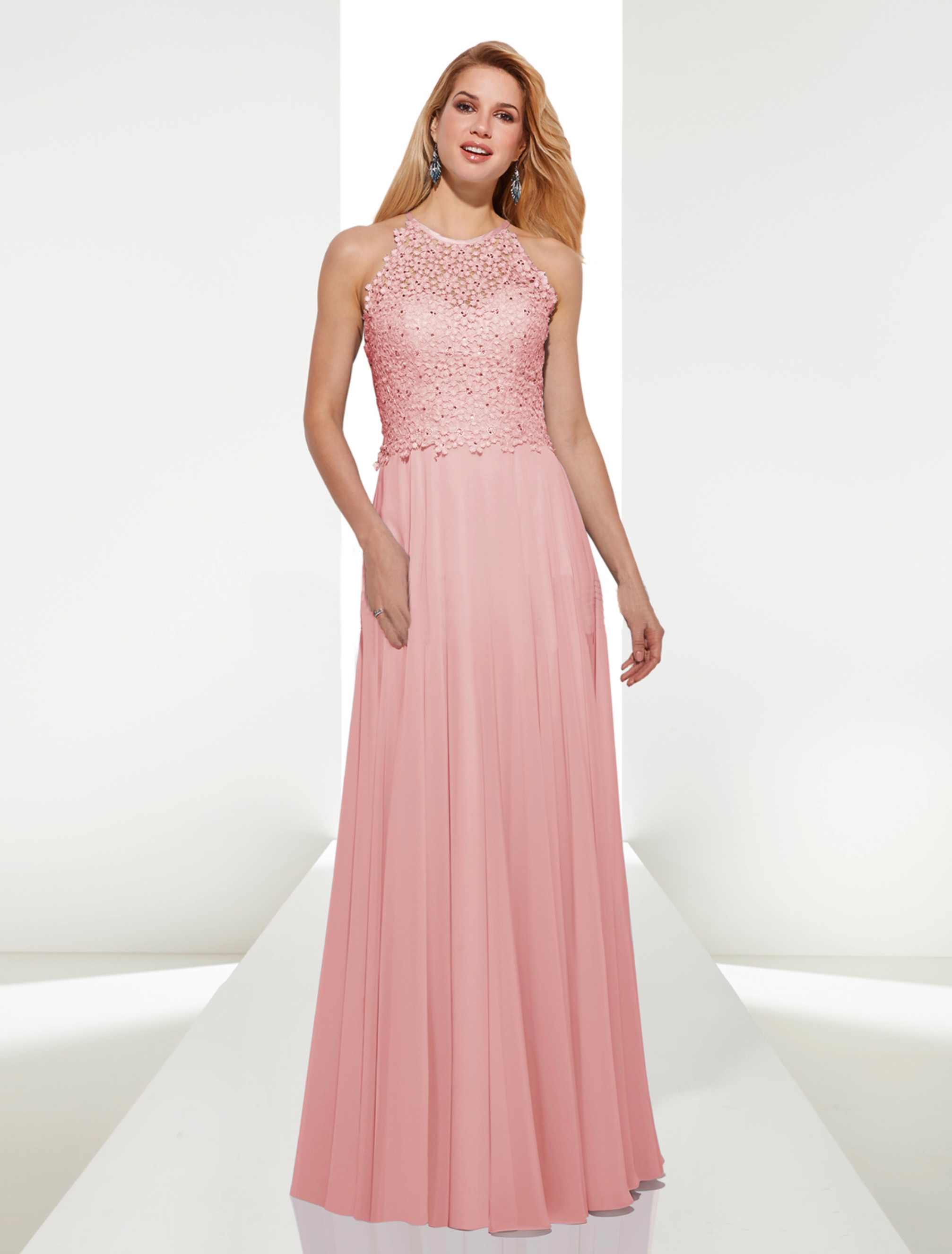 Abendkleid Balea altrosa aus Chiffon zu kaufen bei Samyra Fashion Zürich Frau in einem hochgeschlossenen Abendkleid altrosa mit floralem Muster