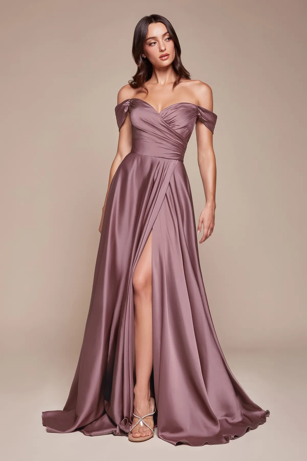 Abendkleid aus Satin und mit Beinschlitz in der Farbe Englisch Violett Frau in einem Abendkleid aus Satin und mit Beinschlitz in der Farbe Englisch Violett