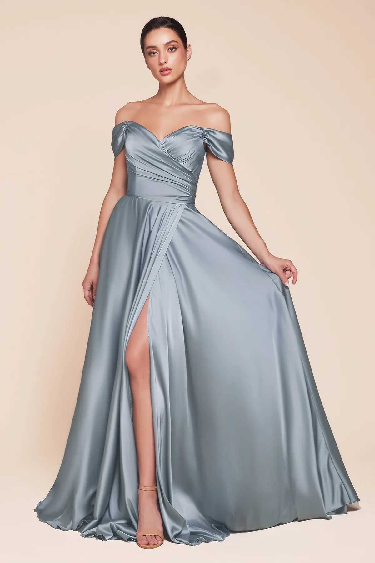 Abendkleid aus Satin und mit Beinschlitz in der Farbe Dusty Blue Frau in einem Abendkleid aus Satin und mit Beinschlitz in der Farbe Dusty Blue