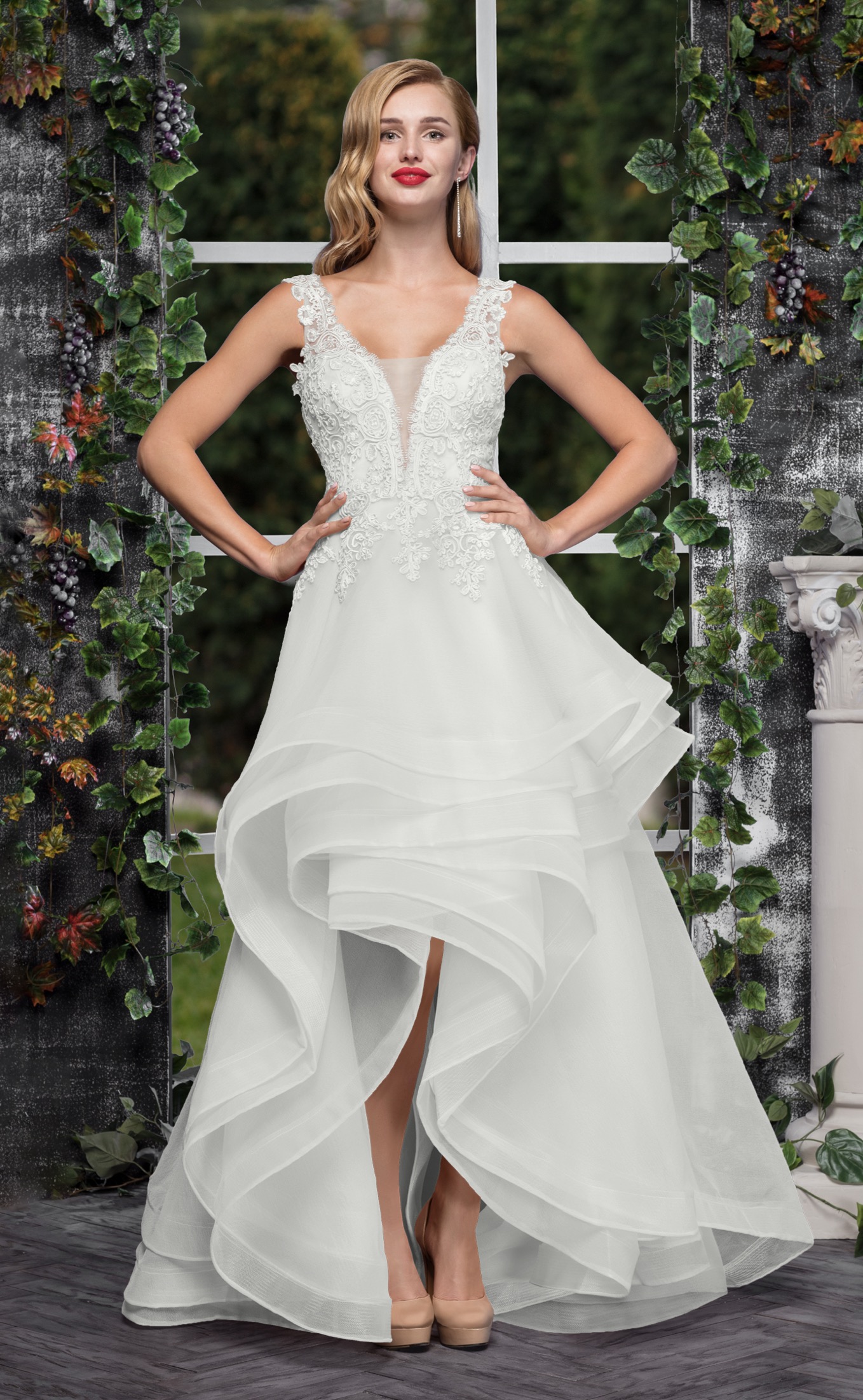 Dieses-Bild-zeigt-Vokuhila-Brautkleid-Hannah Glamouröses Brautkleid Hannah Gr. 38/40
